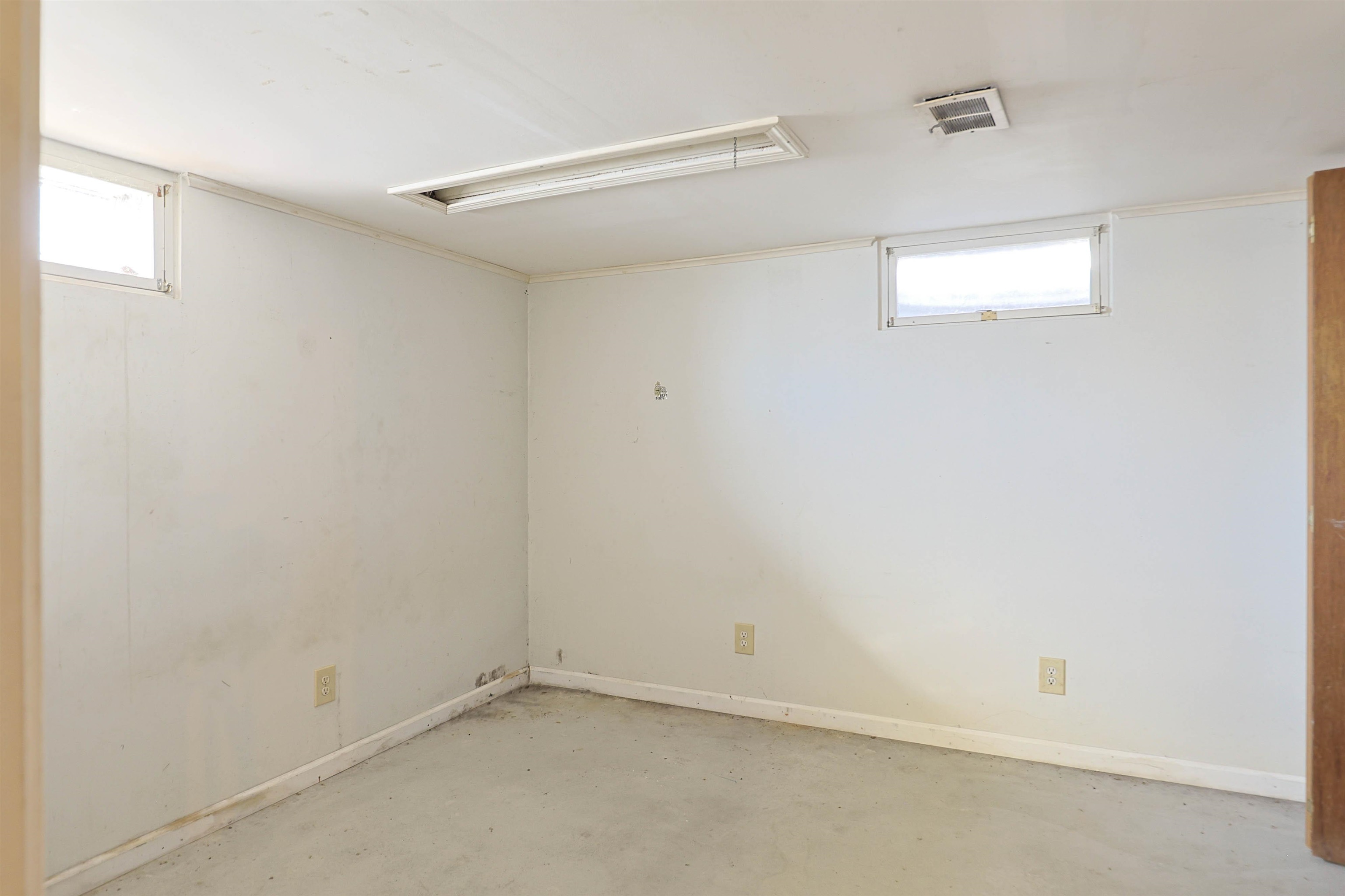 2433 N Clinton Street, Saginaw, MI, 48602