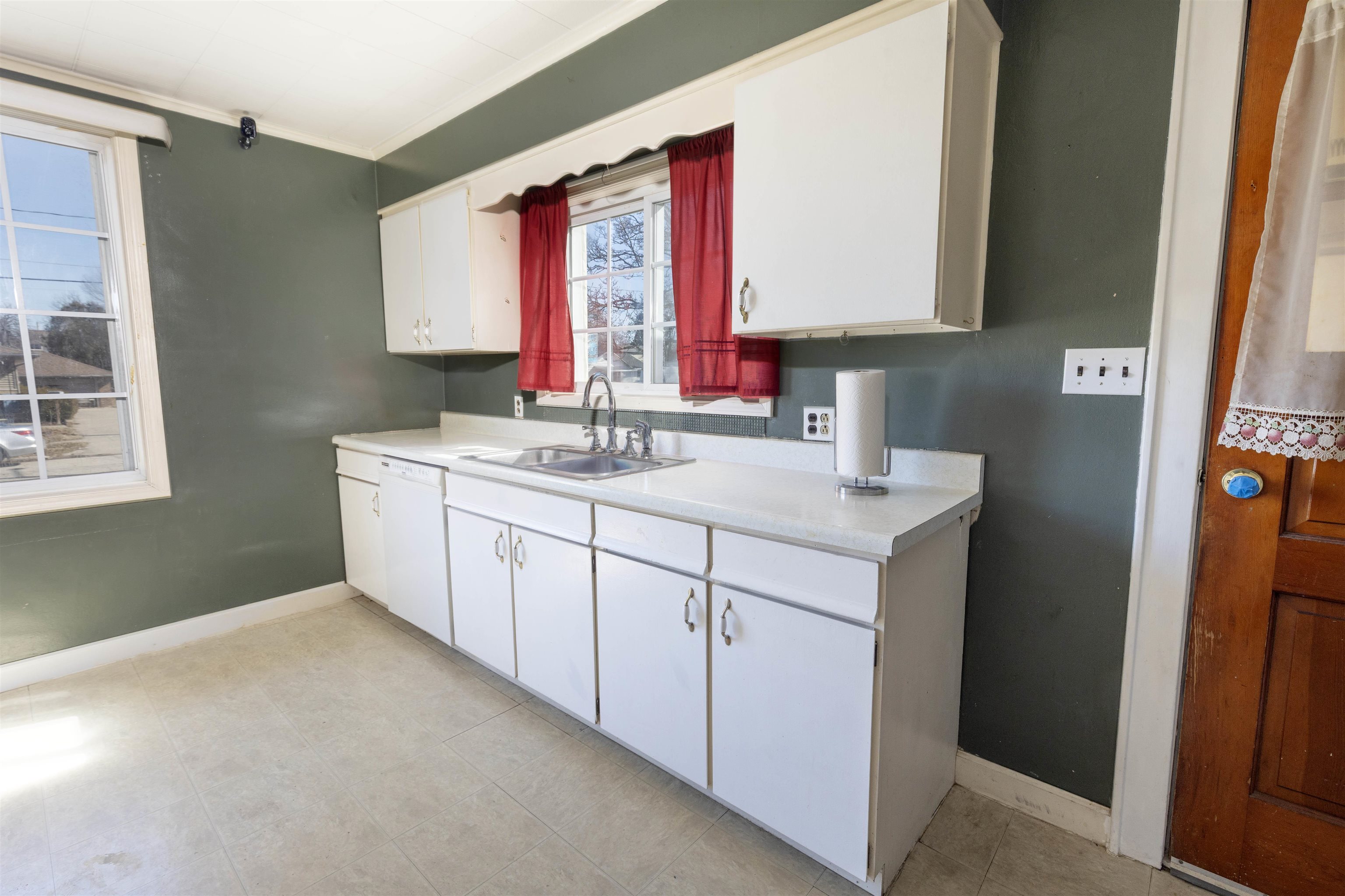 2433 N Clinton Street, Saginaw, MI, 48602