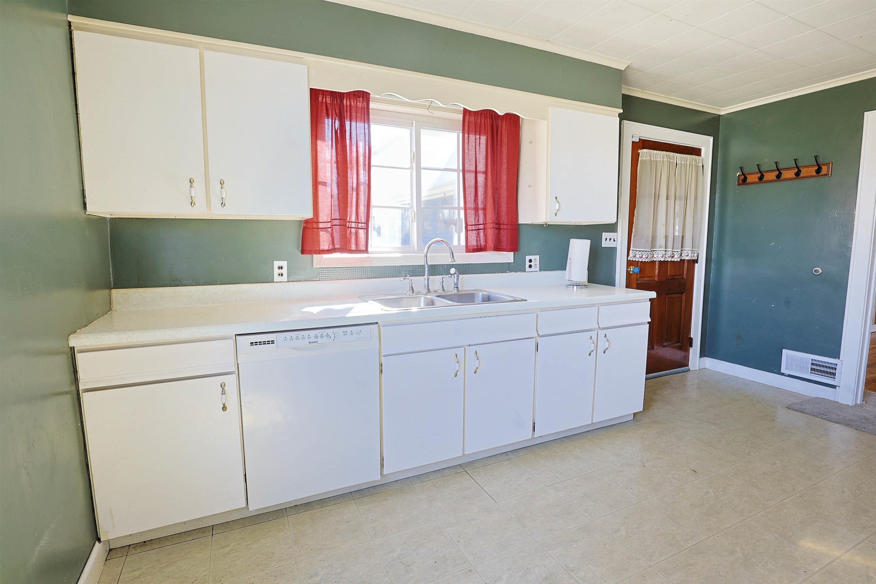 2433 N Clinton Street, Saginaw, MI, 48602