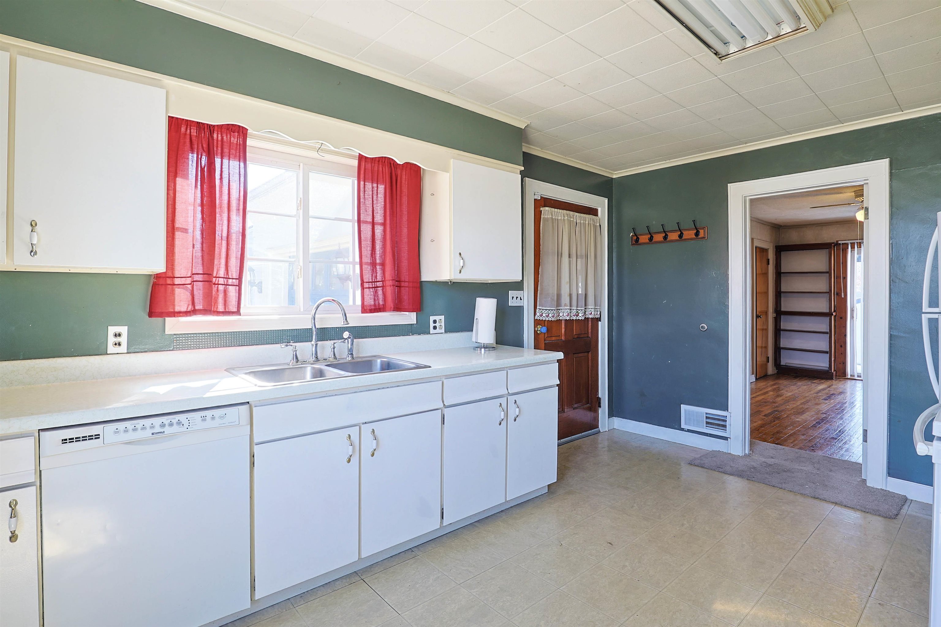 2433 N Clinton Street, Saginaw, MI, 48602