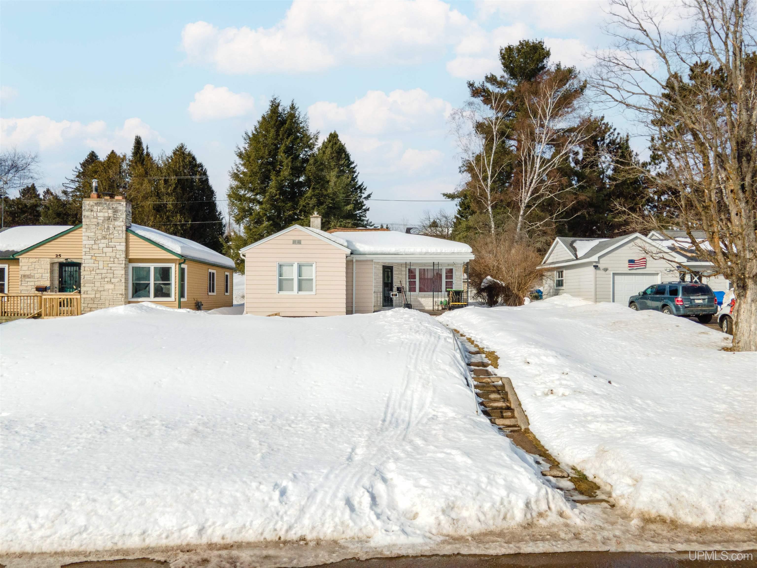 27 N 9th Avenue, Iron River, MI, 49935