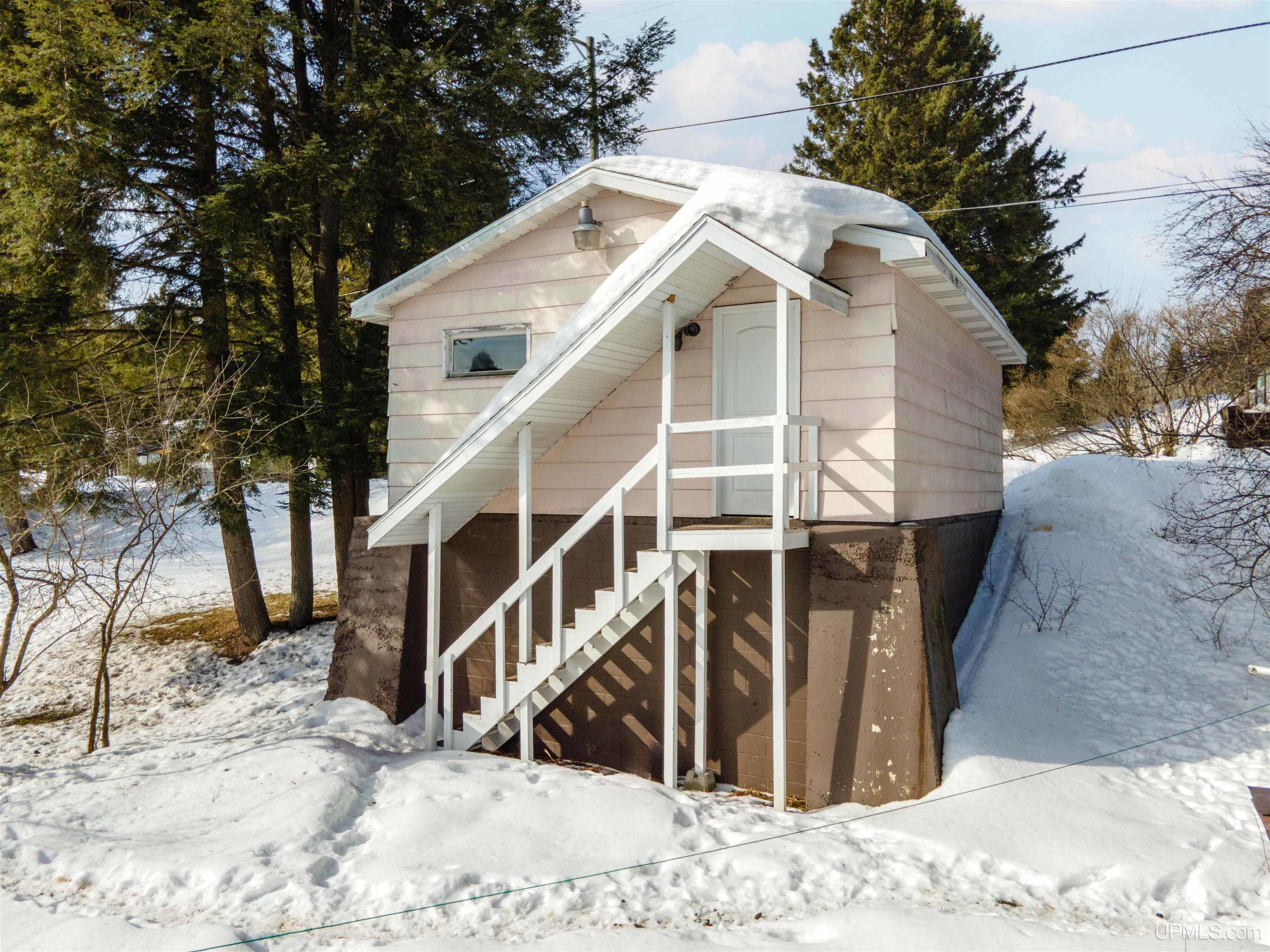 27 N 9th Avenue, Iron River, MI, 49935