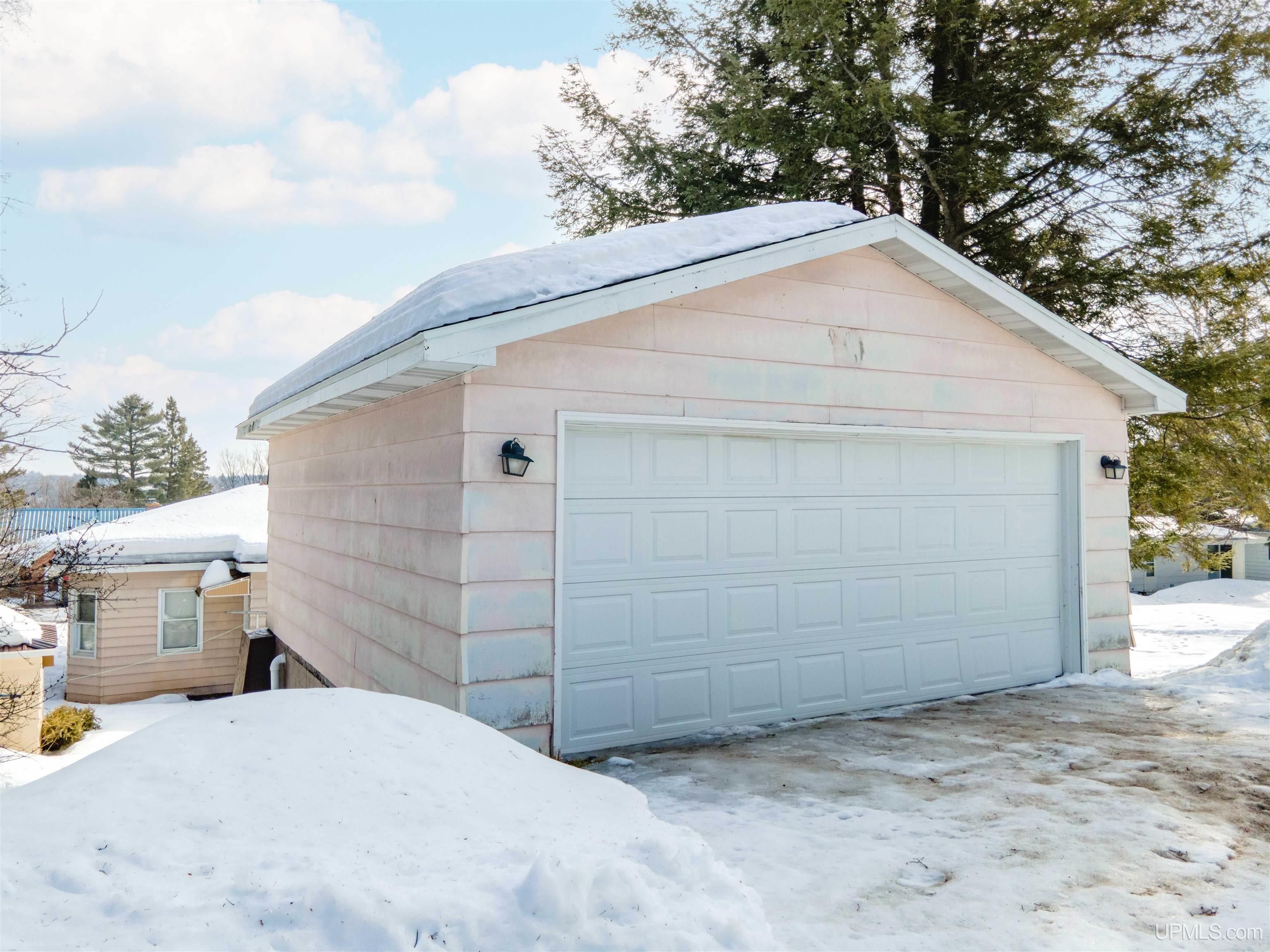 27 N 9th Avenue, Iron River, MI, 49935