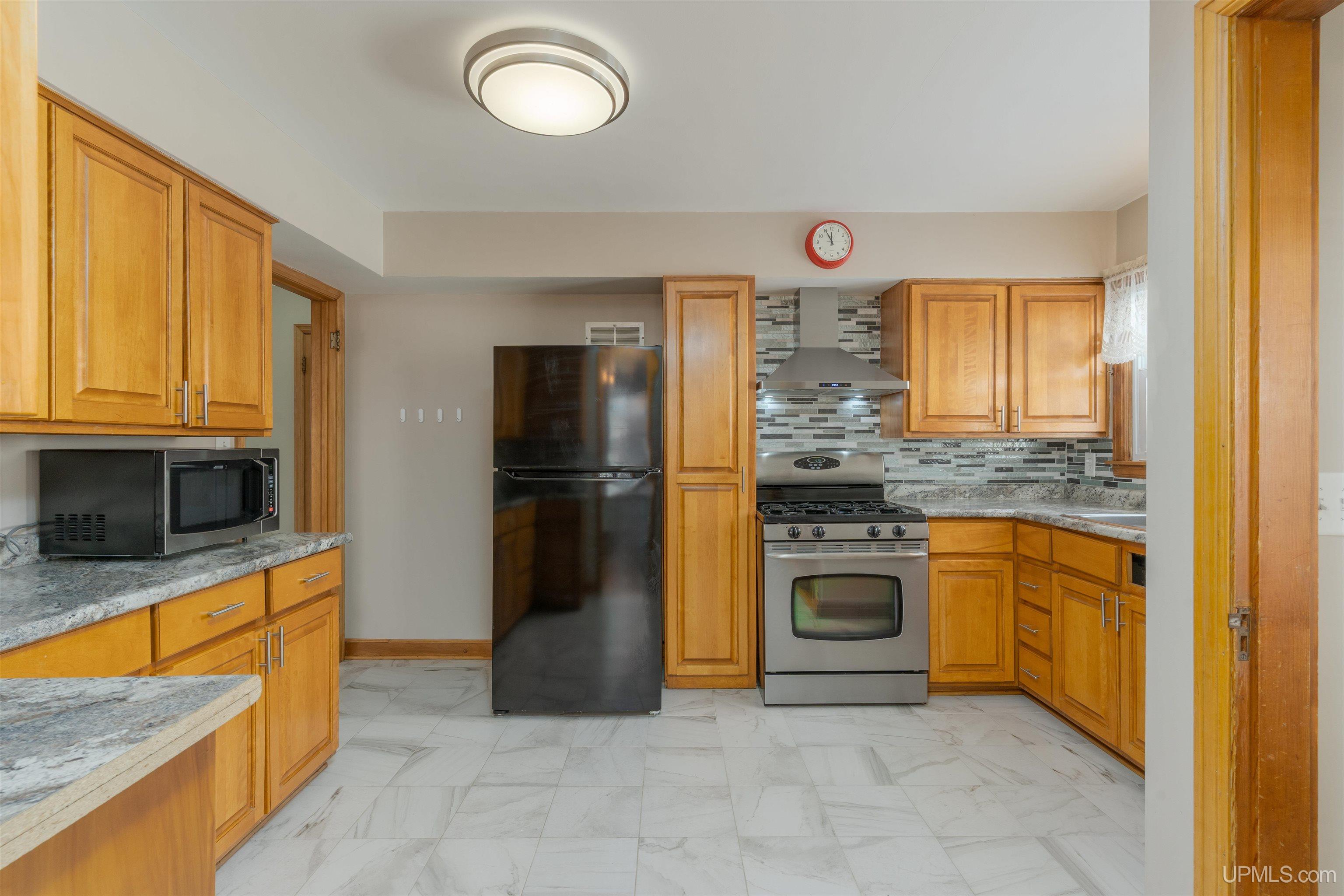 27 N 9th Avenue, Iron River, MI, 49935