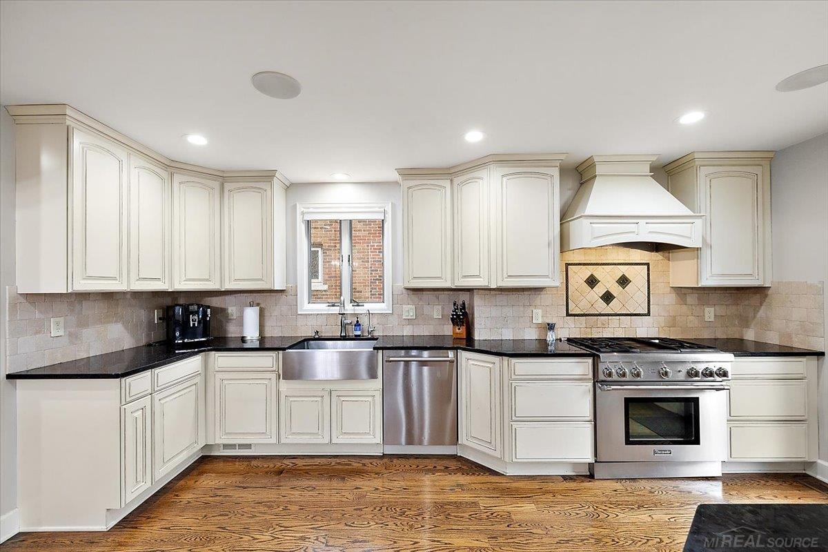 Grosse Pointe, MI, 48230