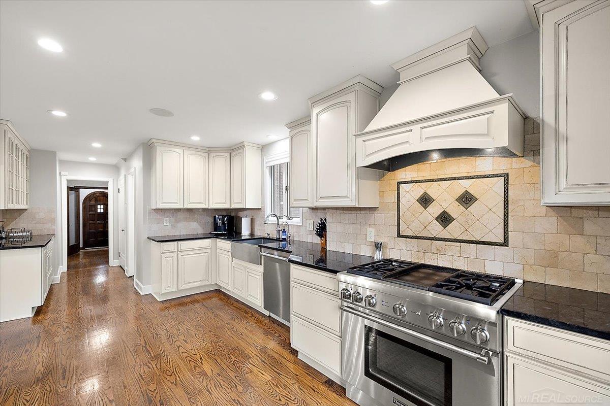 Grosse Pointe, MI, 48230