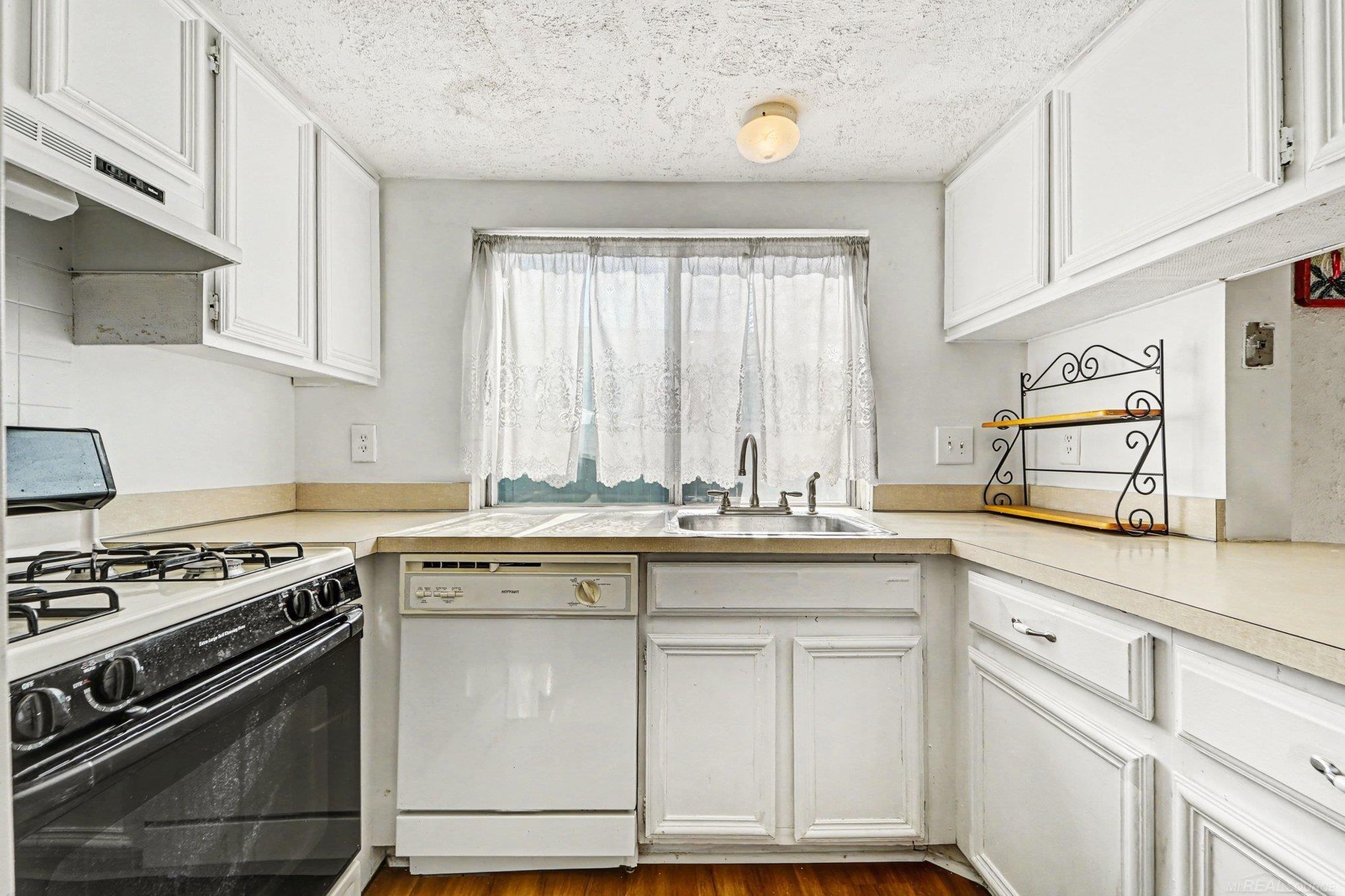 37545 Charter Oaks Boulevard, Clinton Township, MI, 48036