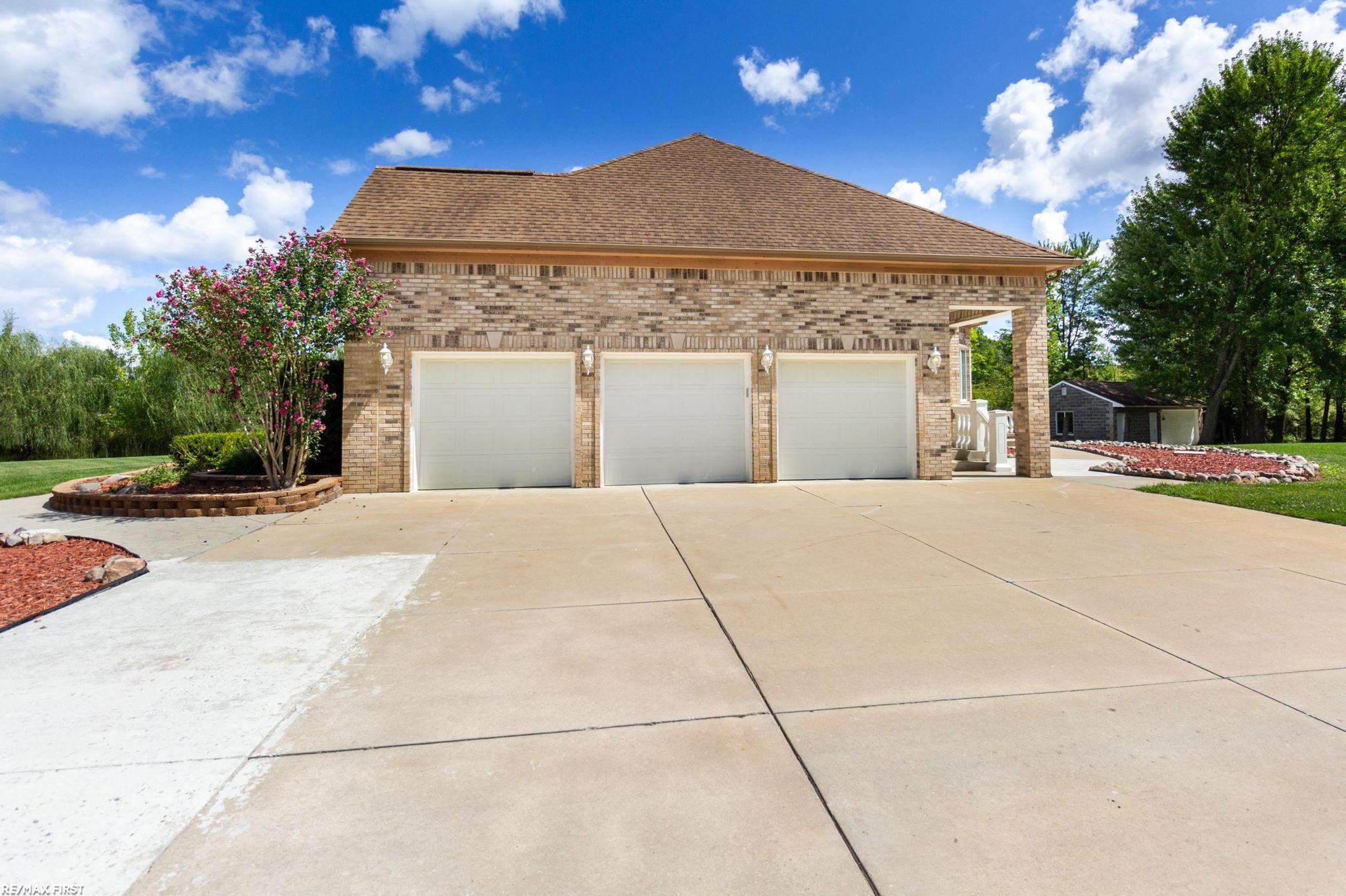 400 E Romeo Road, Oakland, MI, 48363