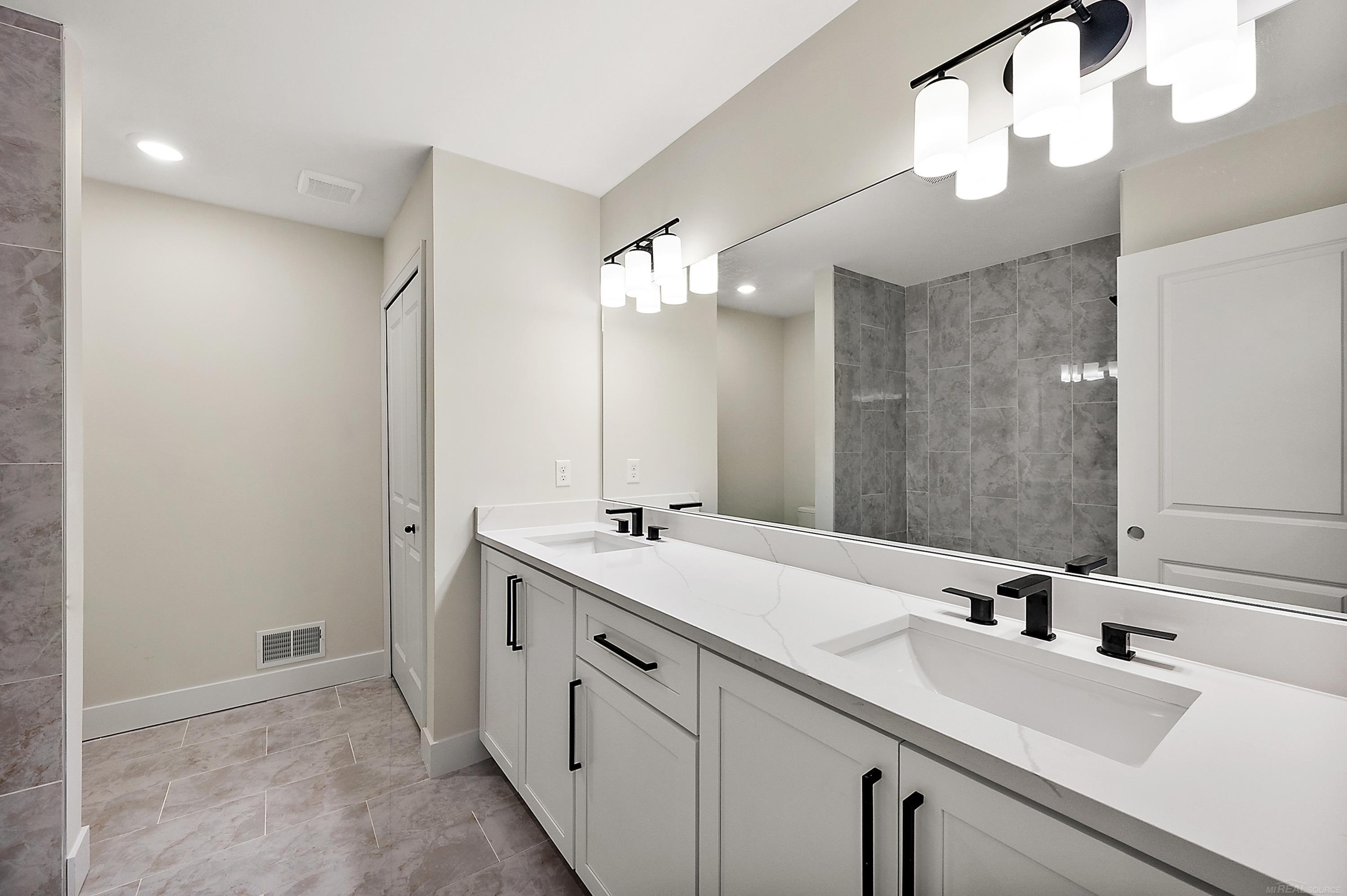 17000 Pienza Drive, Macomb, MI, 48042