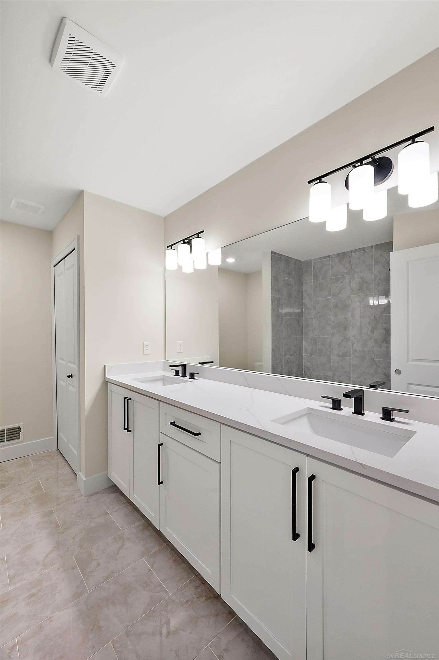 17000 Pienza Drive, Macomb, MI, 48042