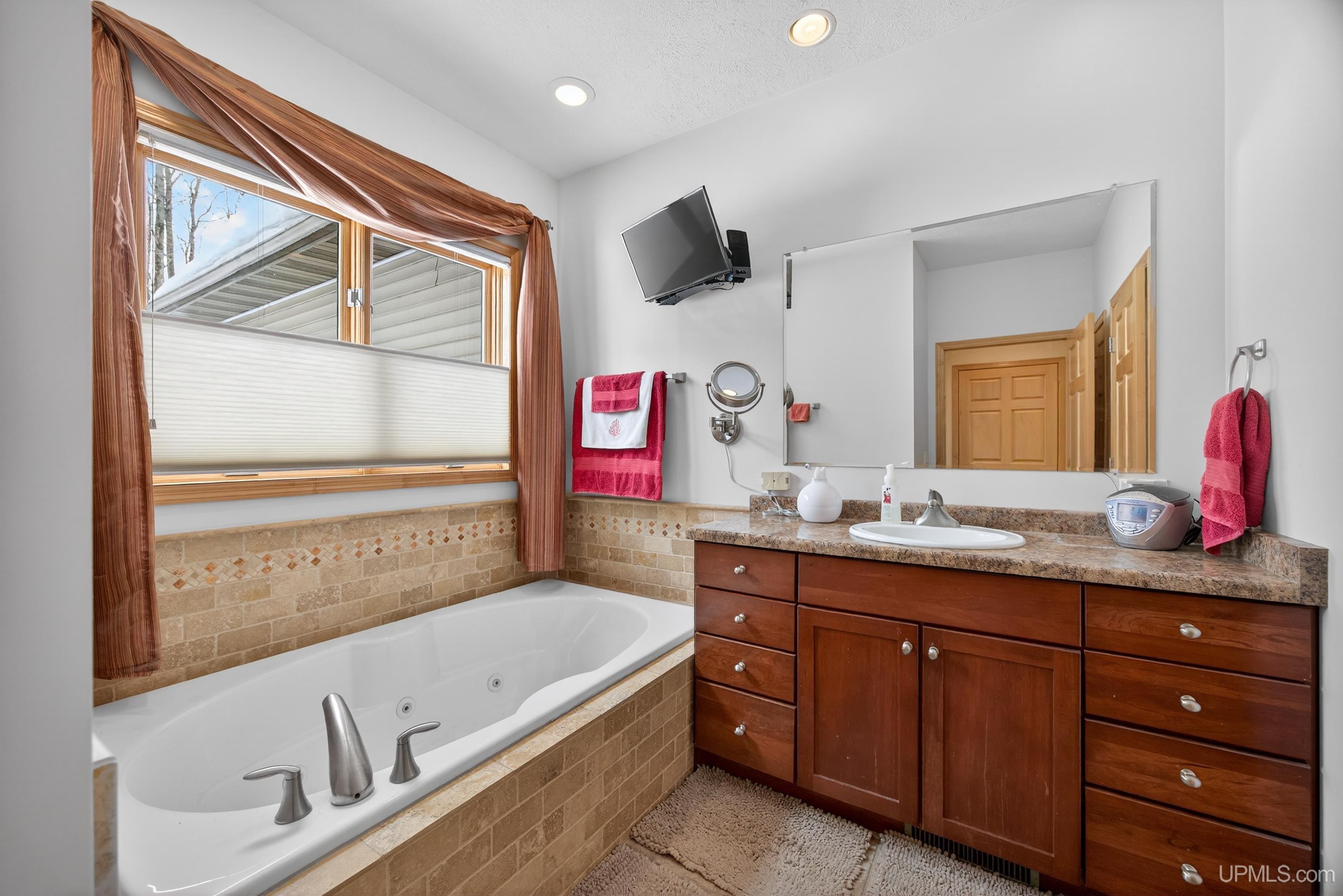 1800 Middle Point Lane, Houghton, MI, 49931