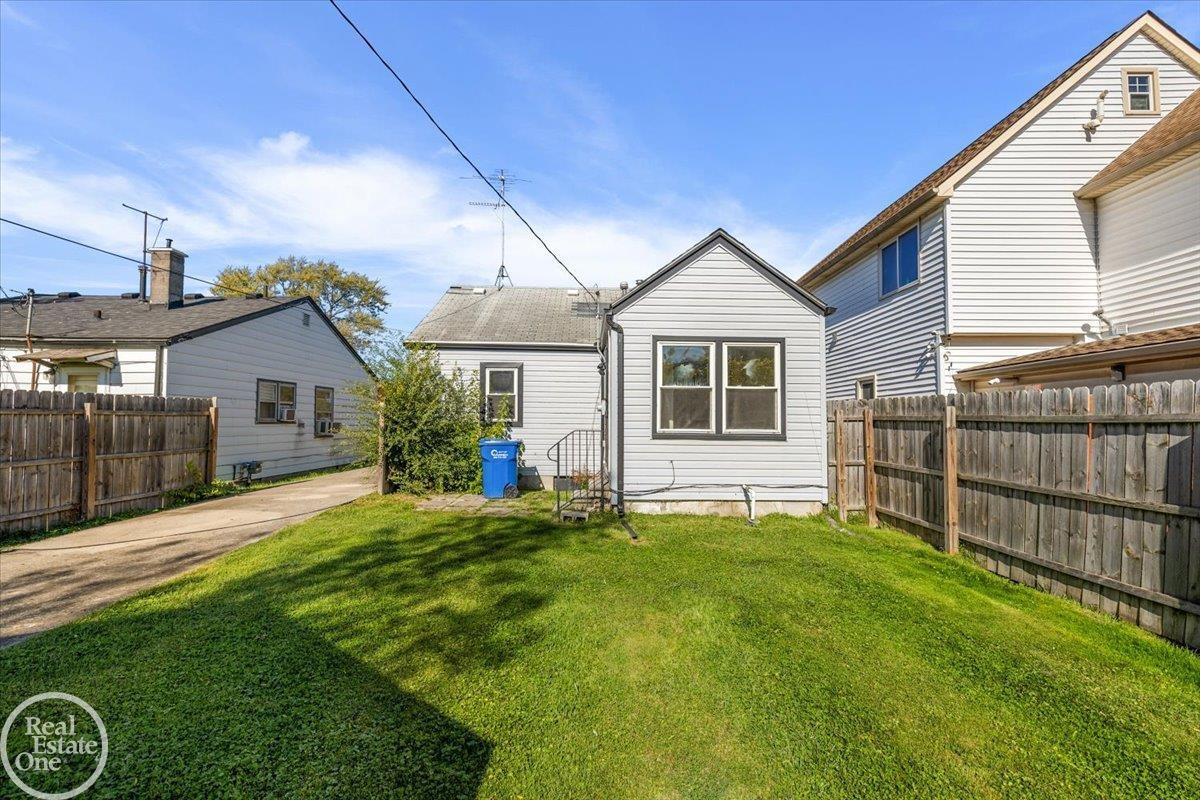 13824 Hobart Avenue, Warren, MI, 48089-2743