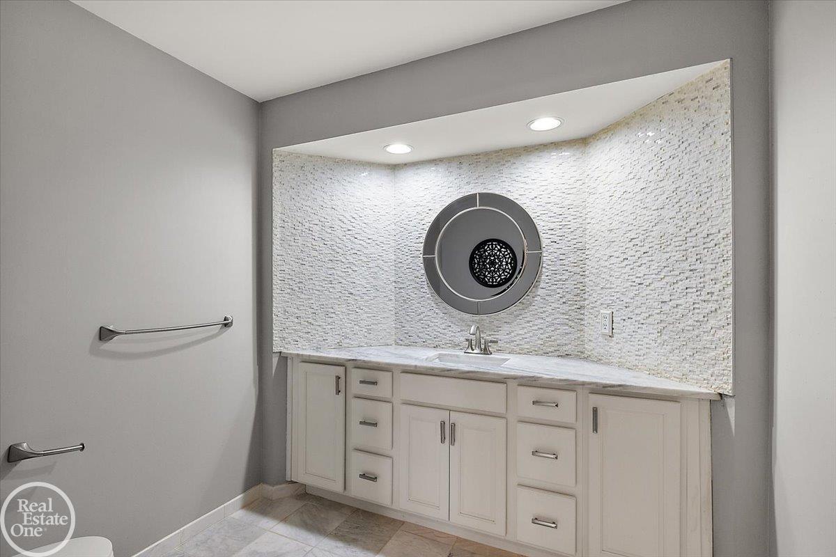 54168 Overbrook Court, Shelby Twp, MI, 48316-1300