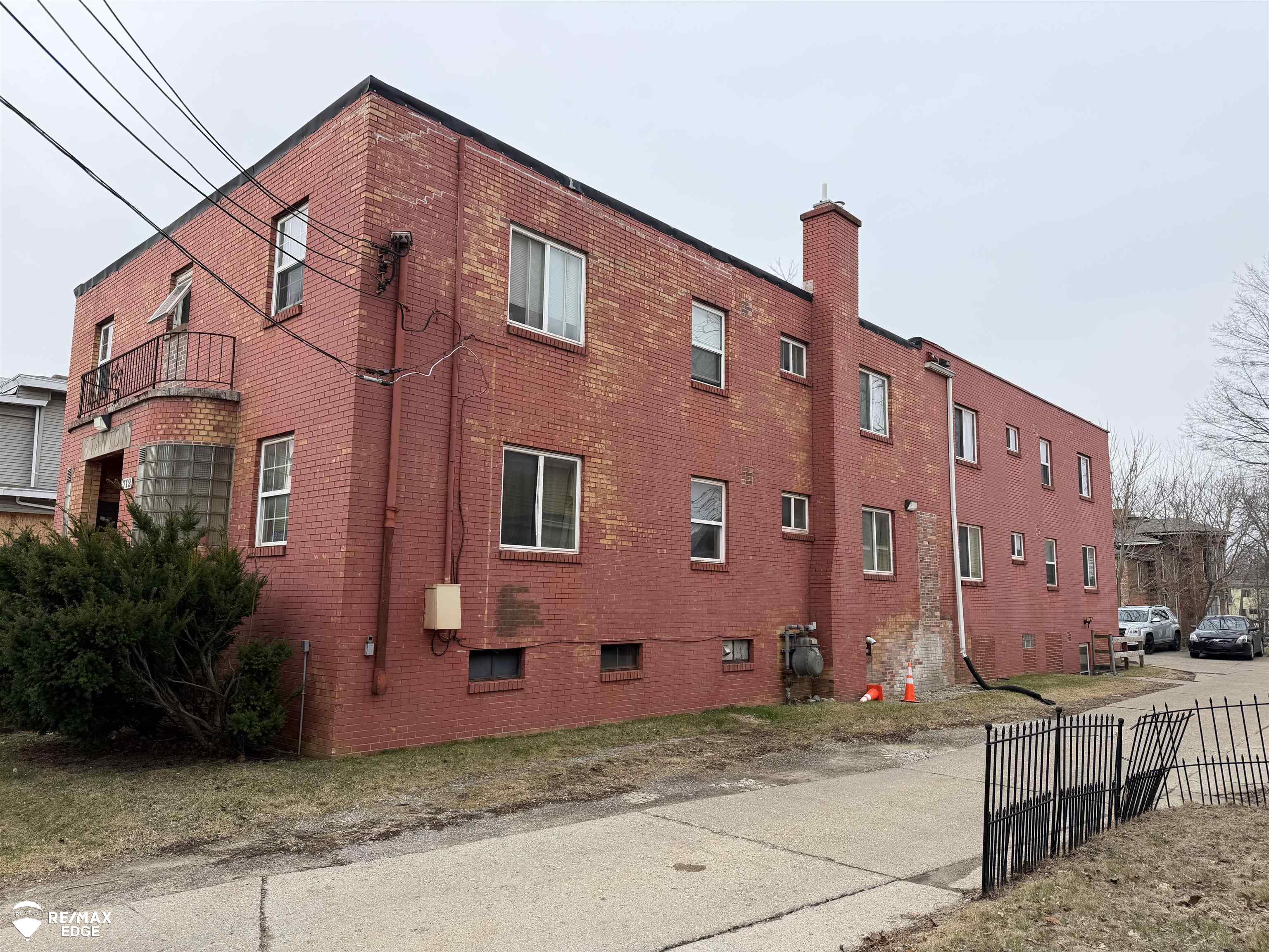Photo 3 of Multi family home for sale at 712 S Grand Traverse St, Flint City Genesee, MI 48502 | MLS# 5050202431 | Listing updated on 2026-09-17