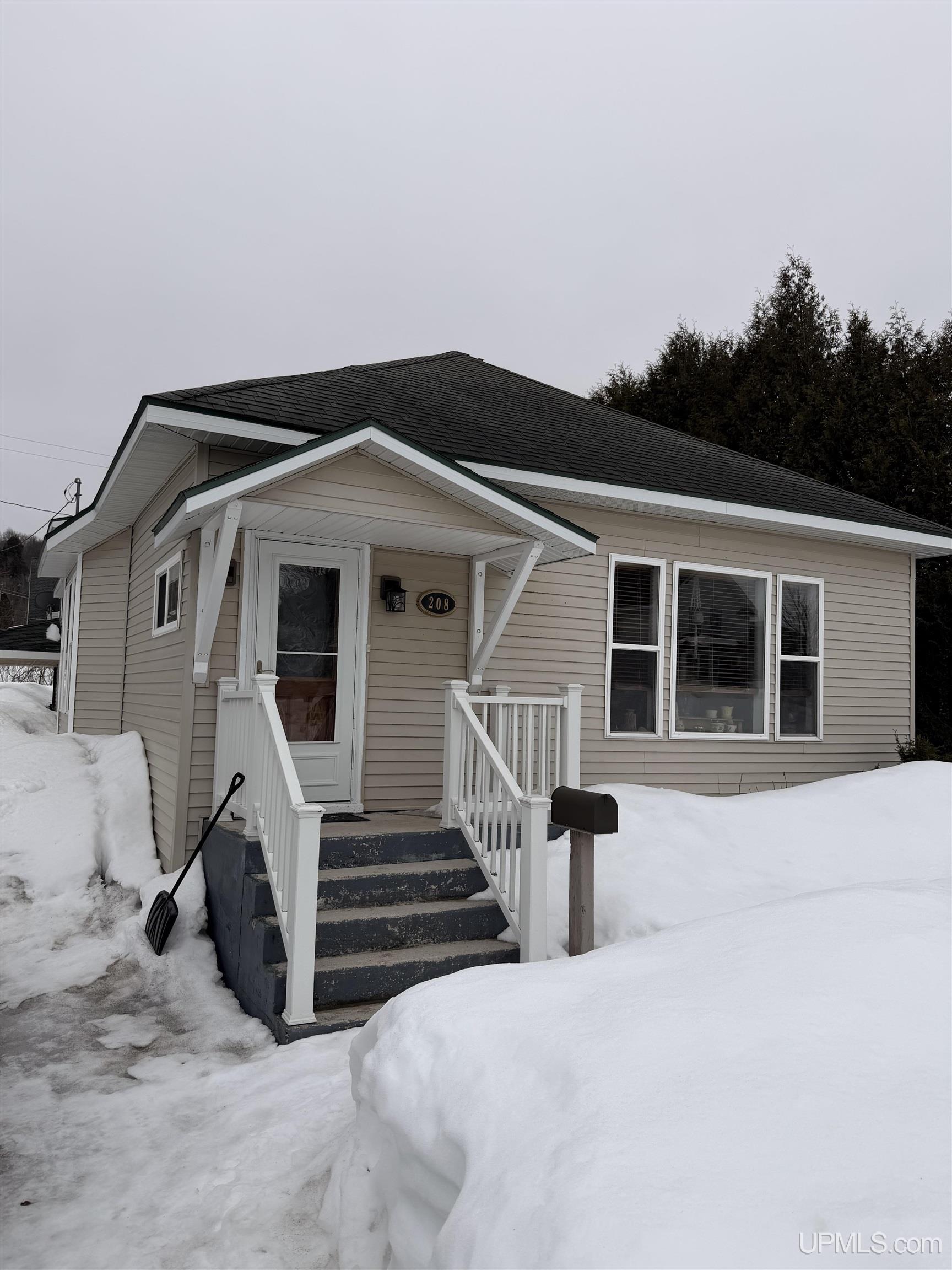 208 E Onota Street, Munising, MI, 49862