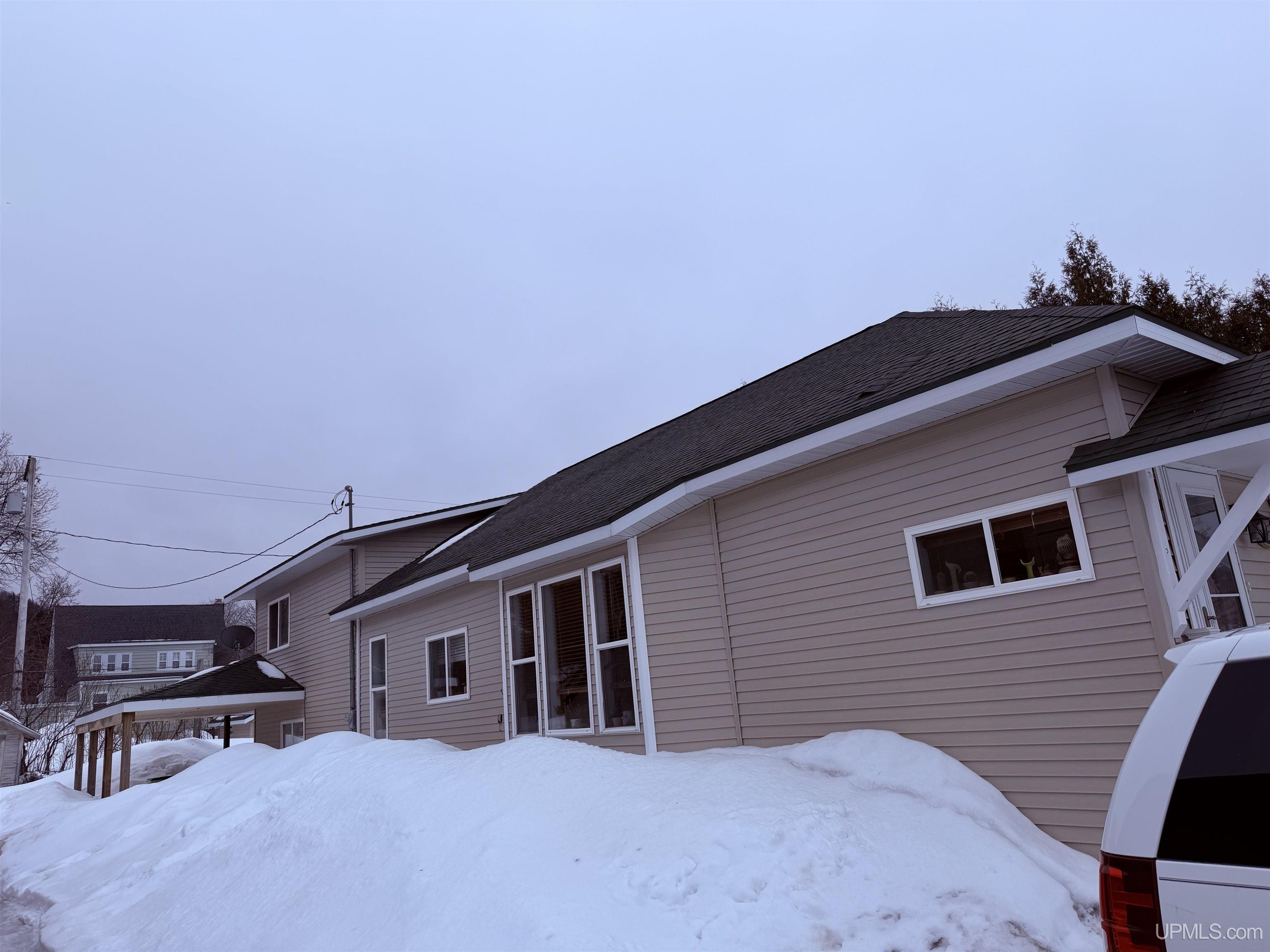 208 E Onota Street, Munising, MI, 49862