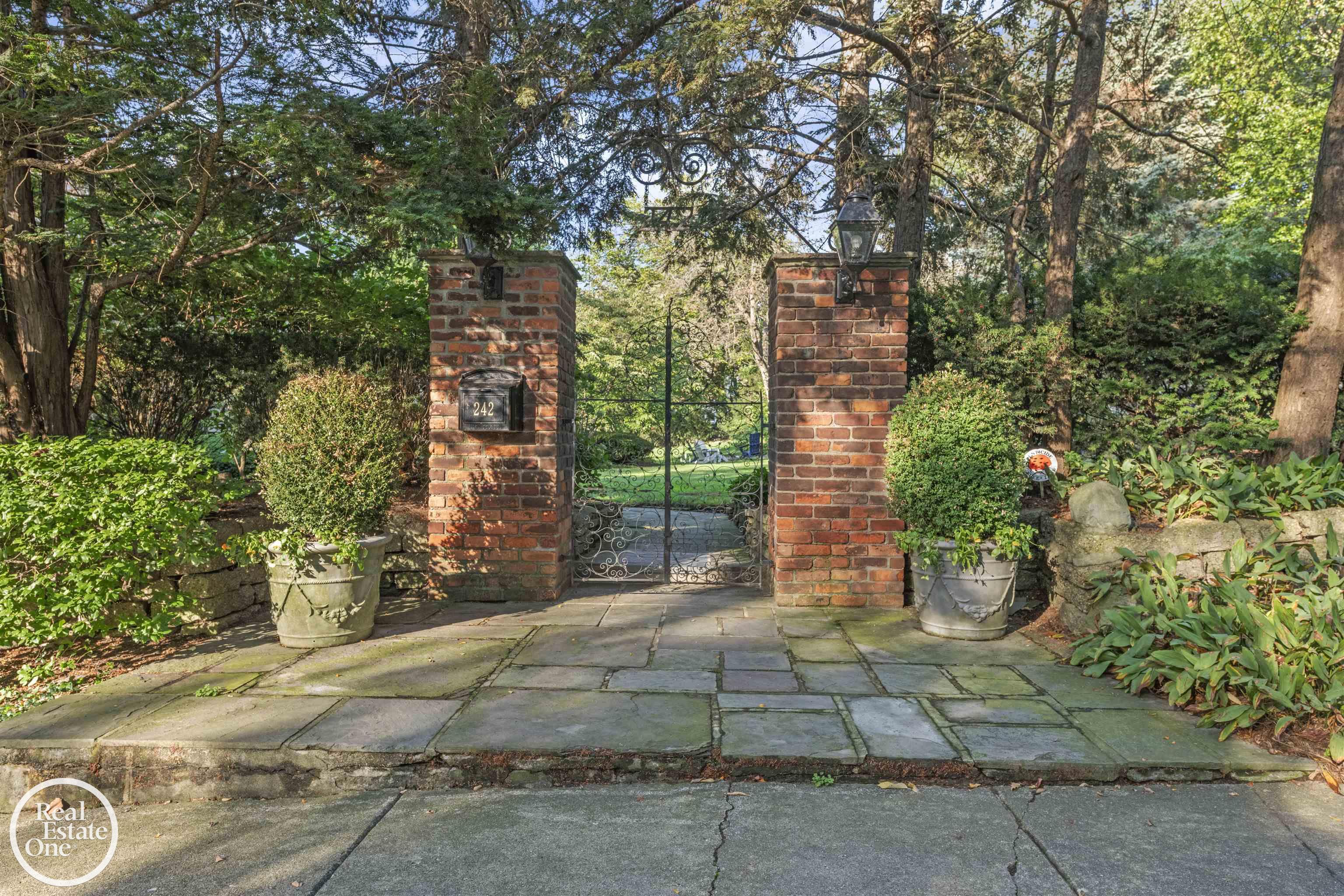 242 Lewiston Road, Grosse Pointe Farms, MI, 48236-3520