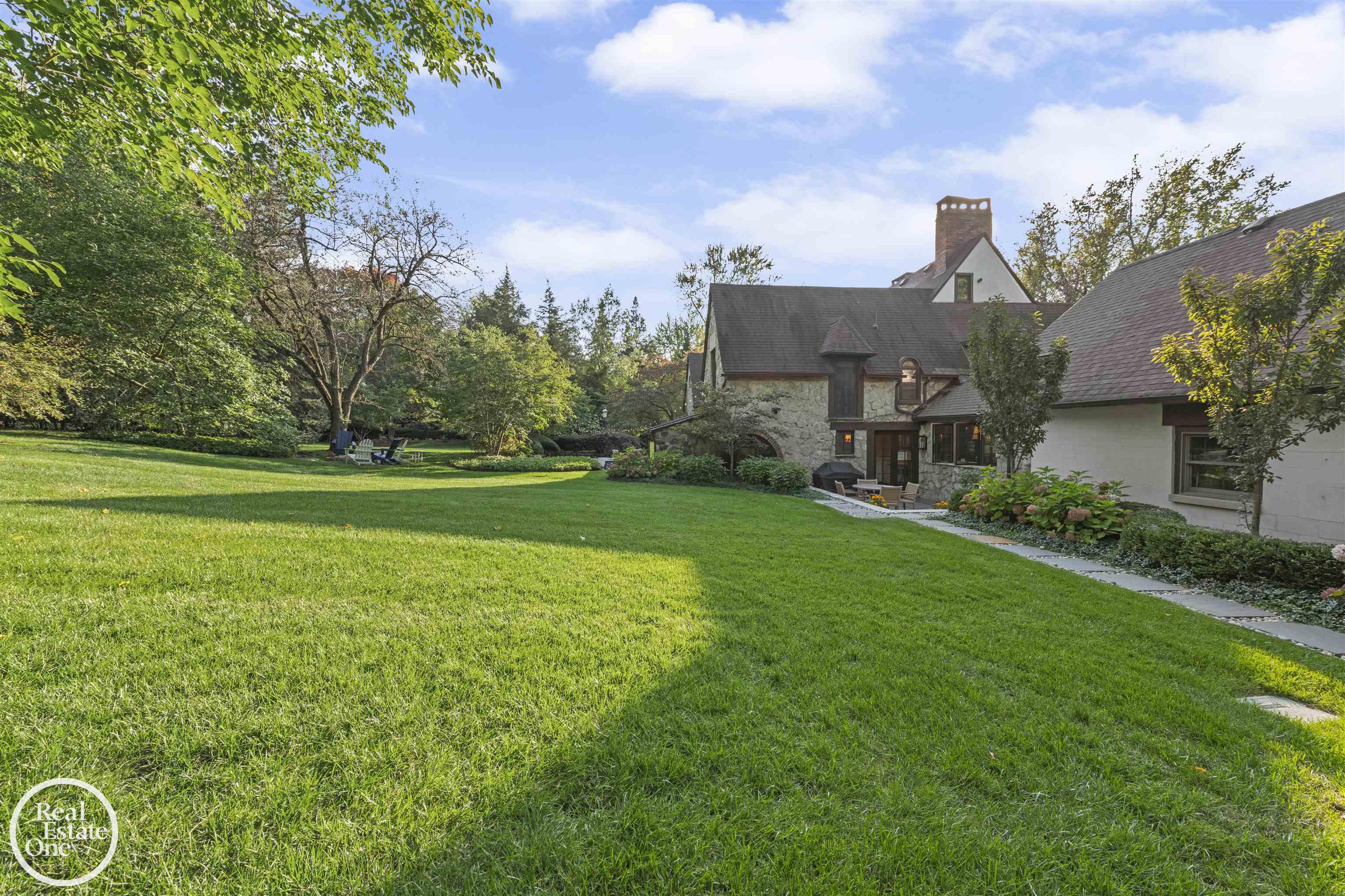 242 Lewiston Road, Grosse Pointe Farms, MI, 48236-3520