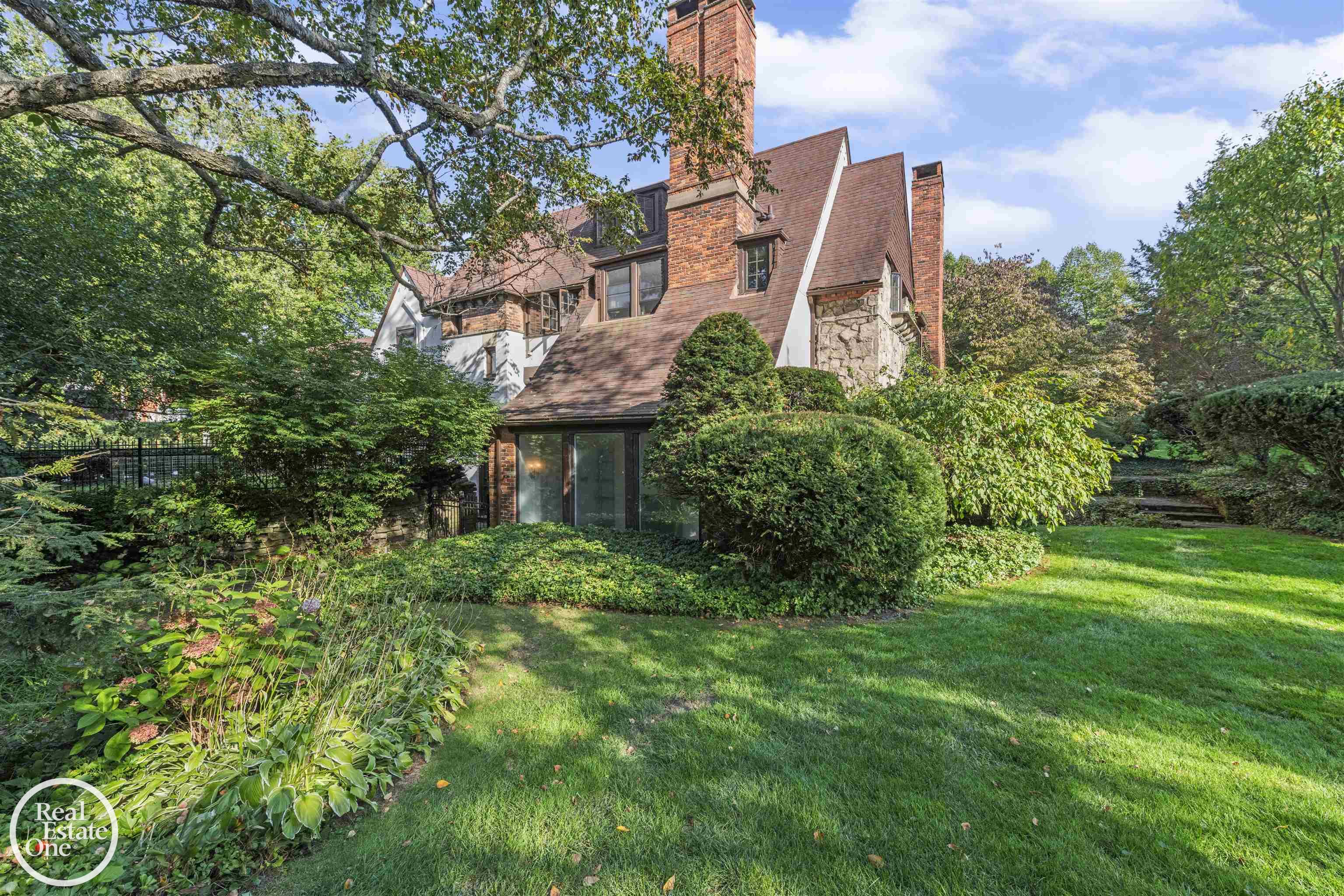 242 Lewiston Road, Grosse Pointe Farms, MI, 48236-3520