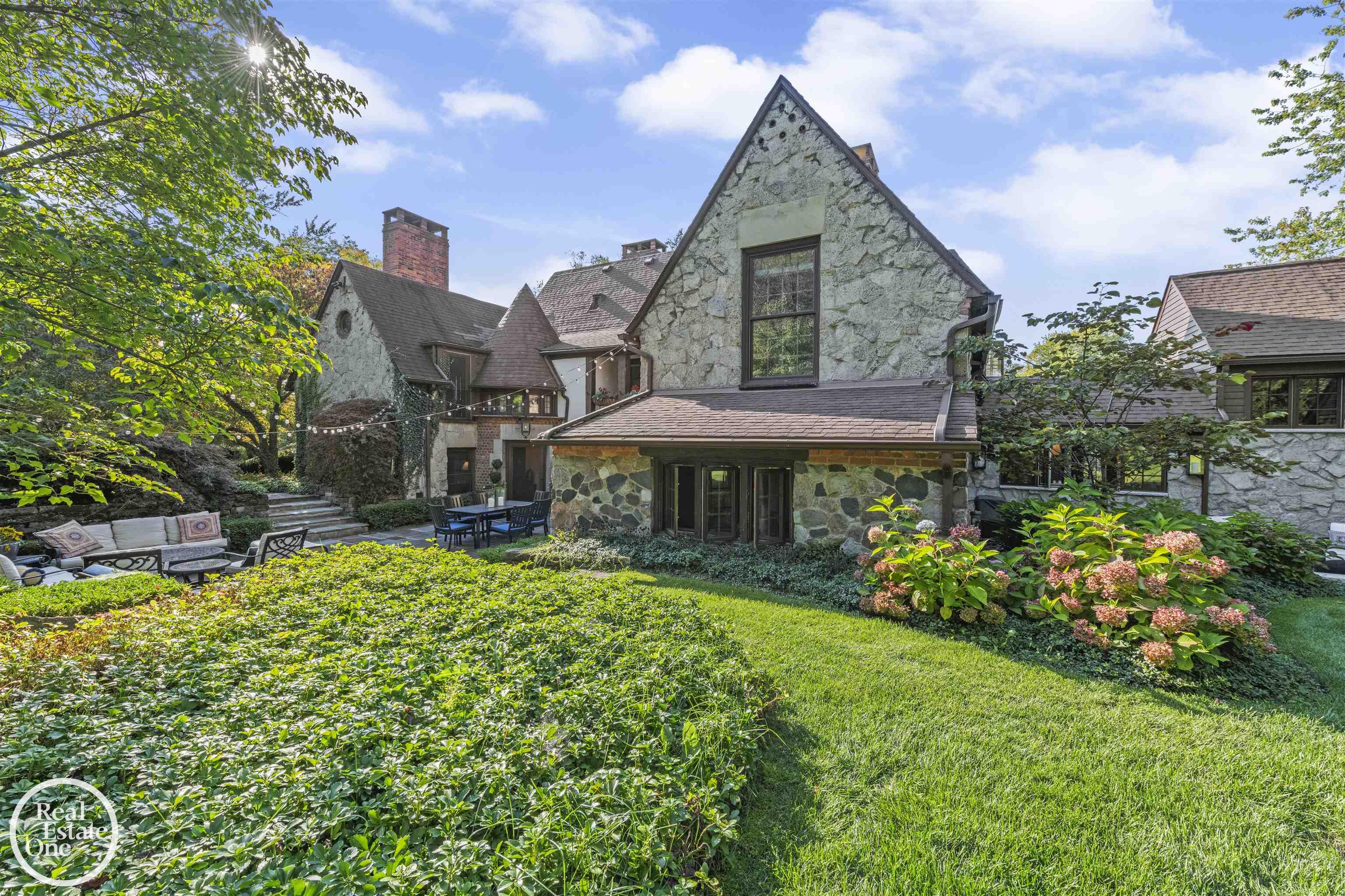 242 Lewiston Road, Grosse Pointe Farms, MI, 48236-3520