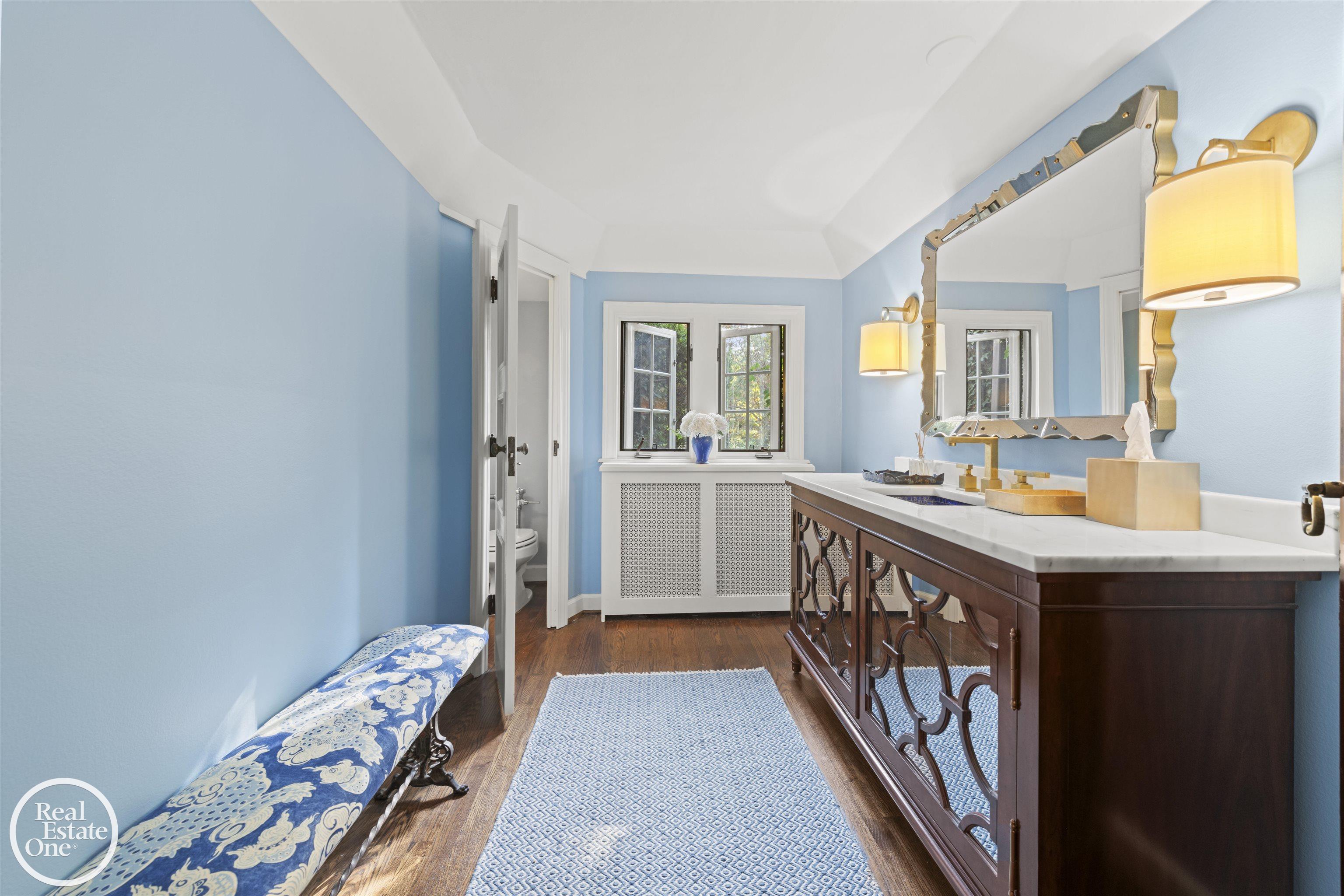 242 Lewiston Road, Grosse Pointe Farms, MI, 48236-3520