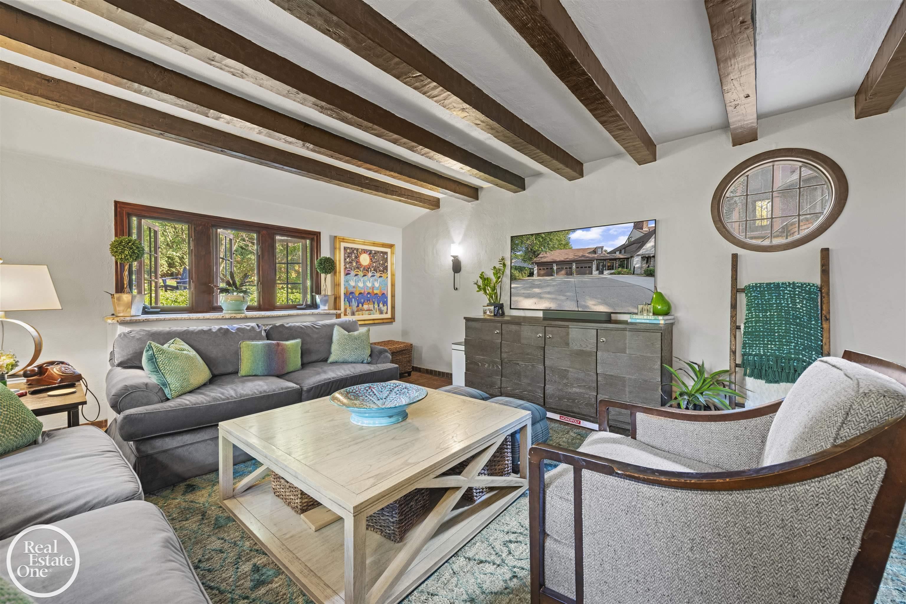 242 Lewiston Road, Grosse Pointe Farms, MI, 48236-3520