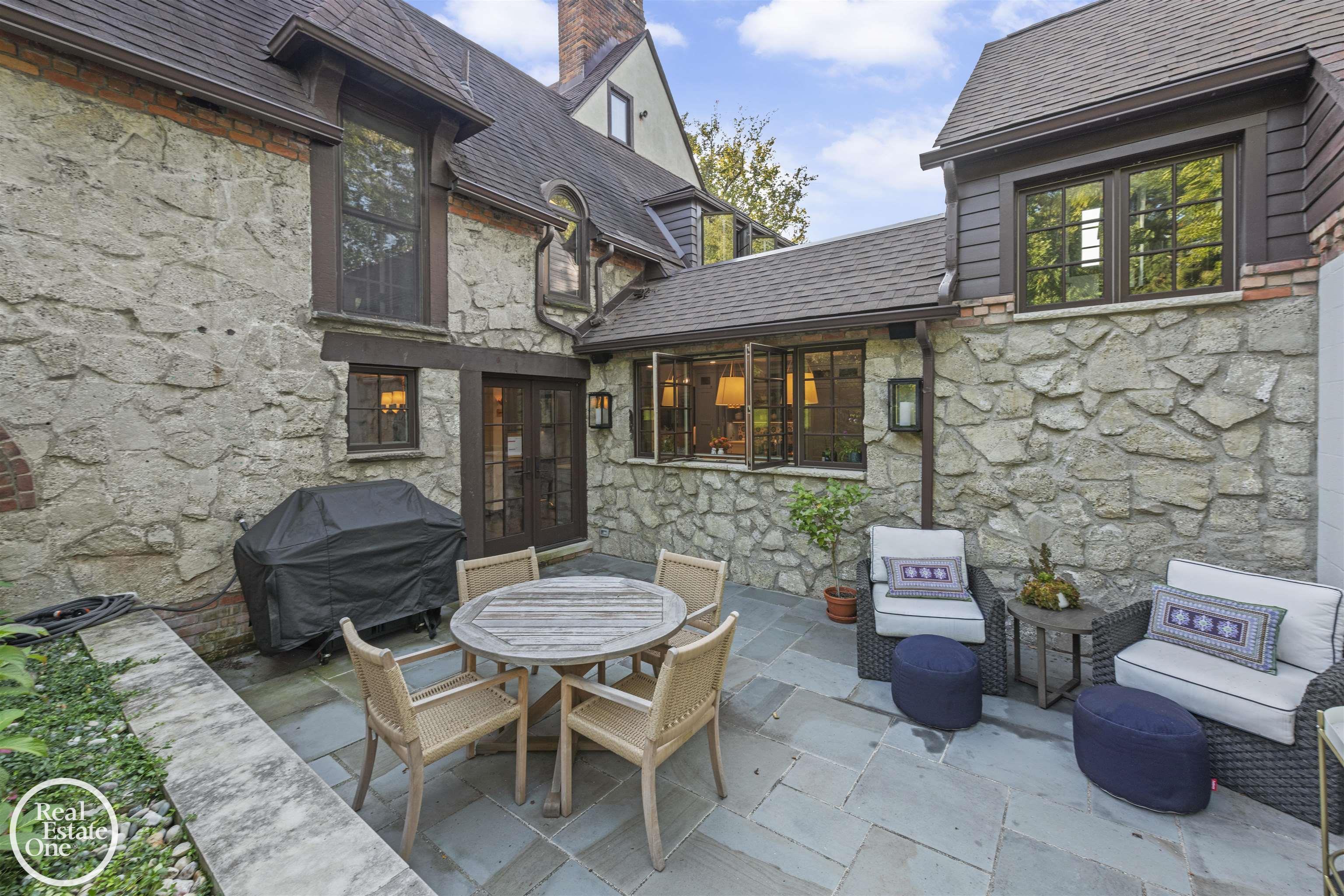 242 Lewiston Road, Grosse Pointe Farms, MI, 48236-3520