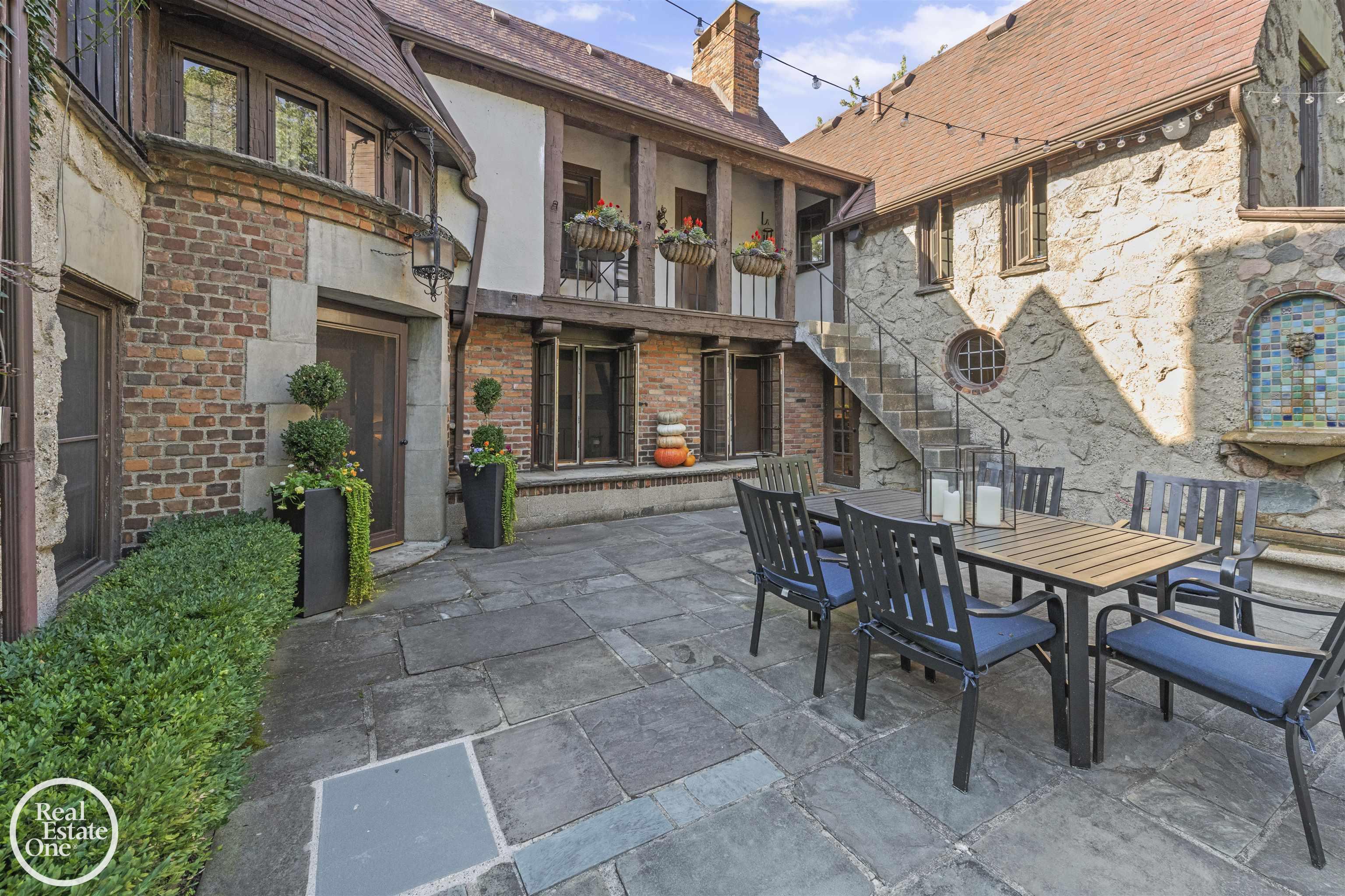 242 Lewiston Road, Grosse Pointe Farms, MI, 48236-3520