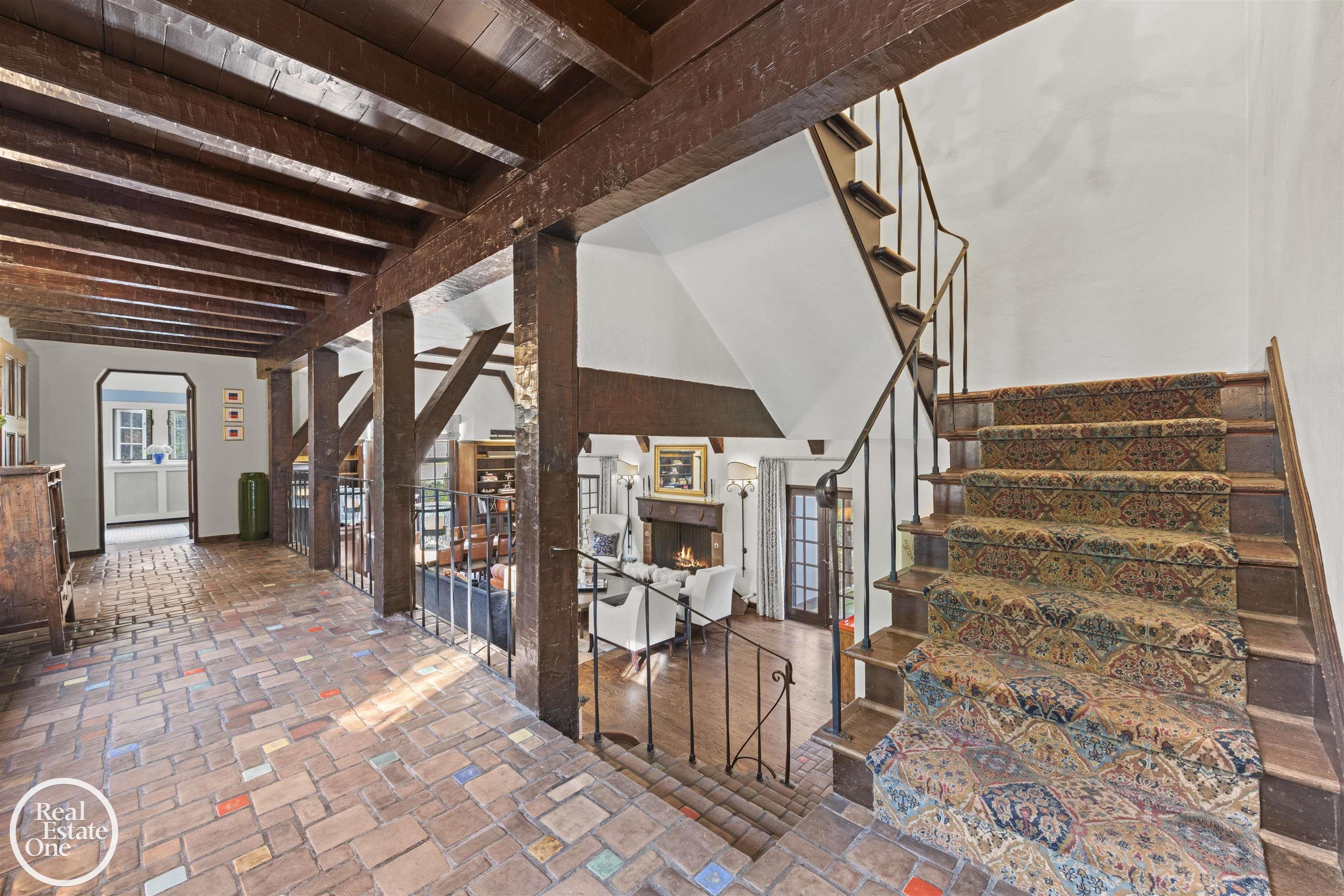 242 Lewiston Road, Grosse Pointe Farms, MI, 48236-3520