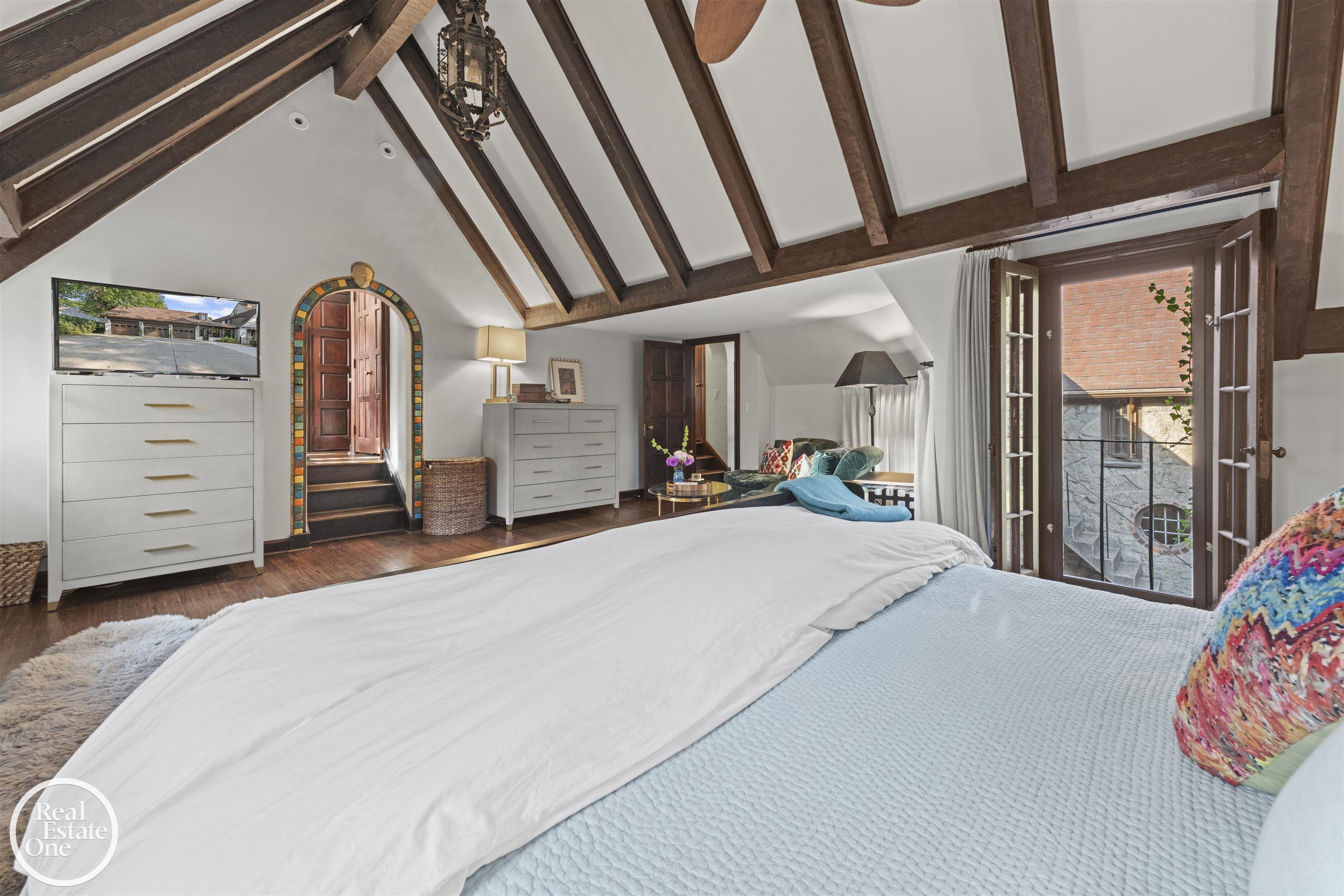 242 Lewiston Road, Grosse Pointe Farms, MI, 48236-3520