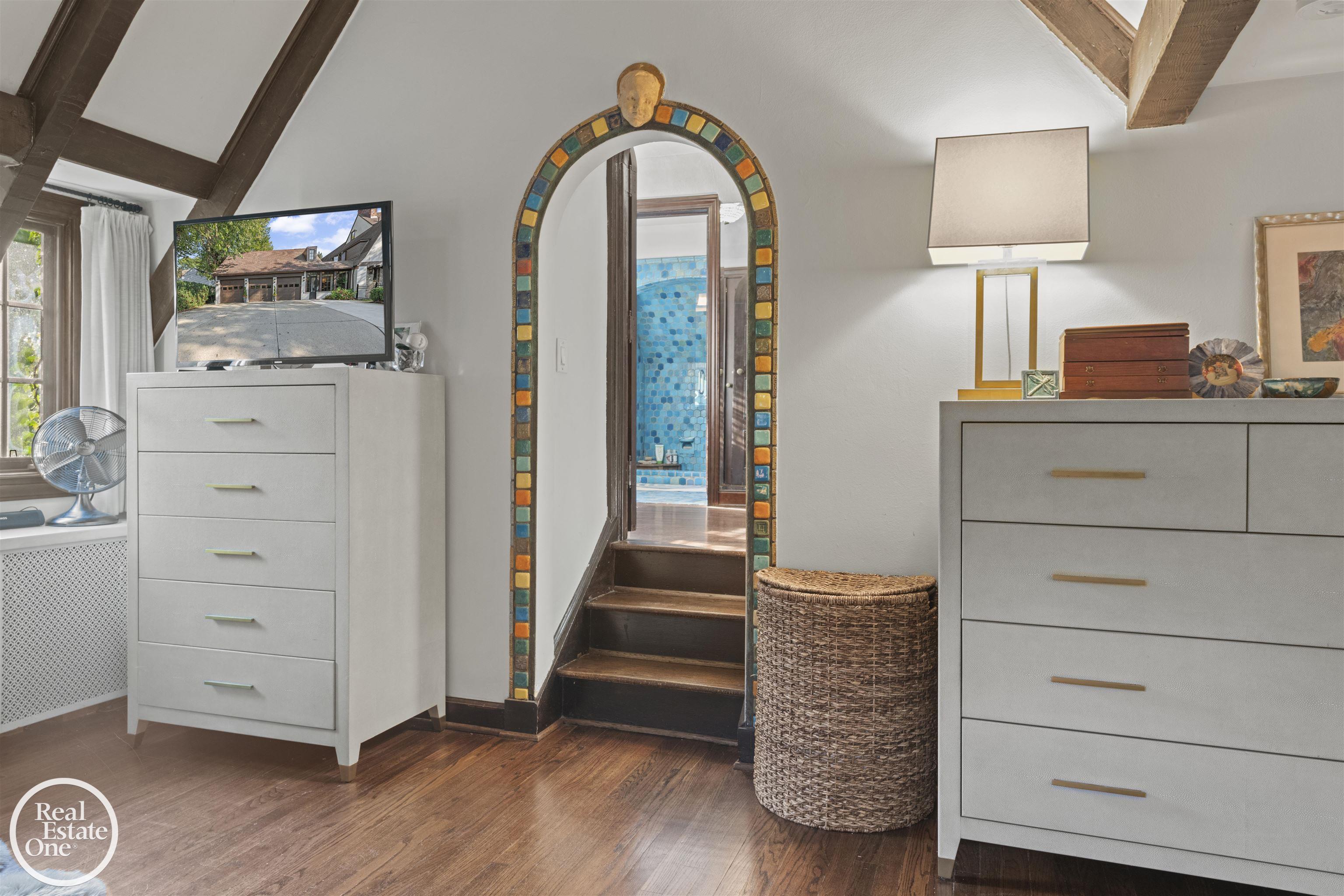 242 Lewiston Road, Grosse Pointe Farms, MI, 48236-3520