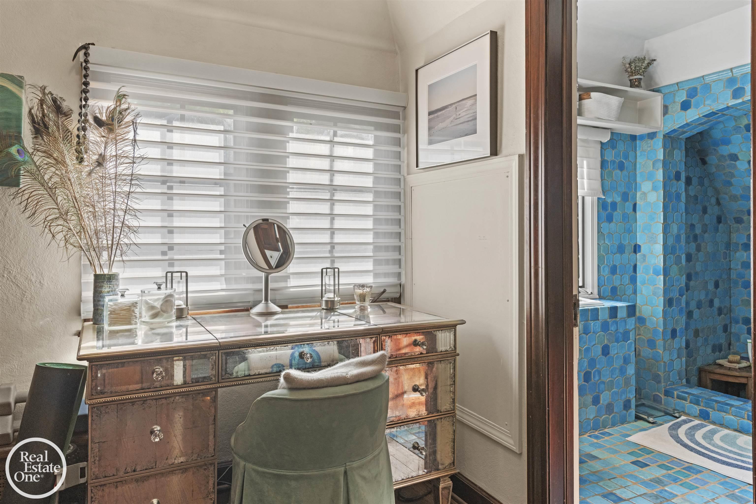 242 Lewiston Road, Grosse Pointe Farms, MI, 48236-3520