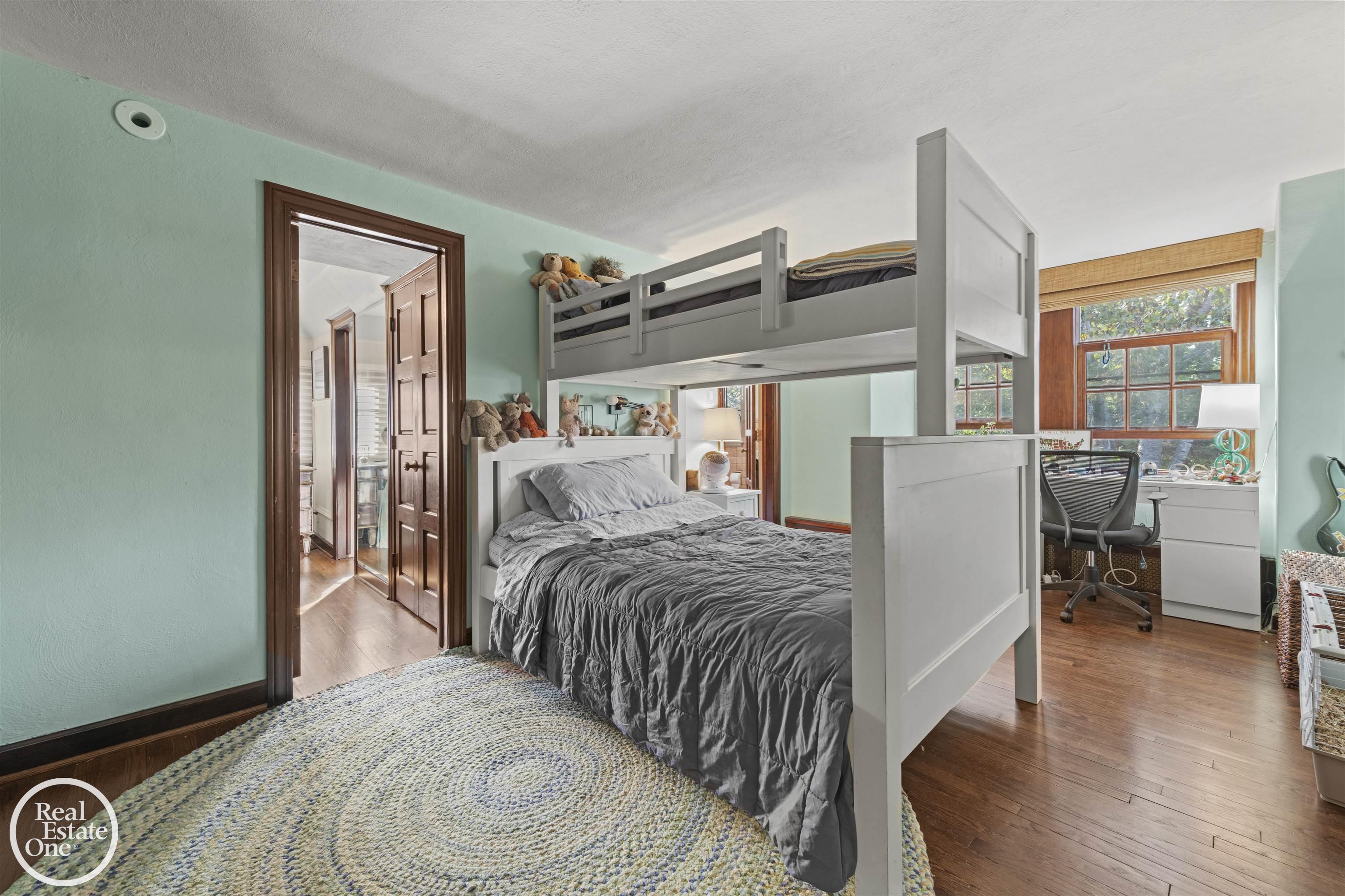 242 Lewiston Road, Grosse Pointe Farms, MI, 48236-3520