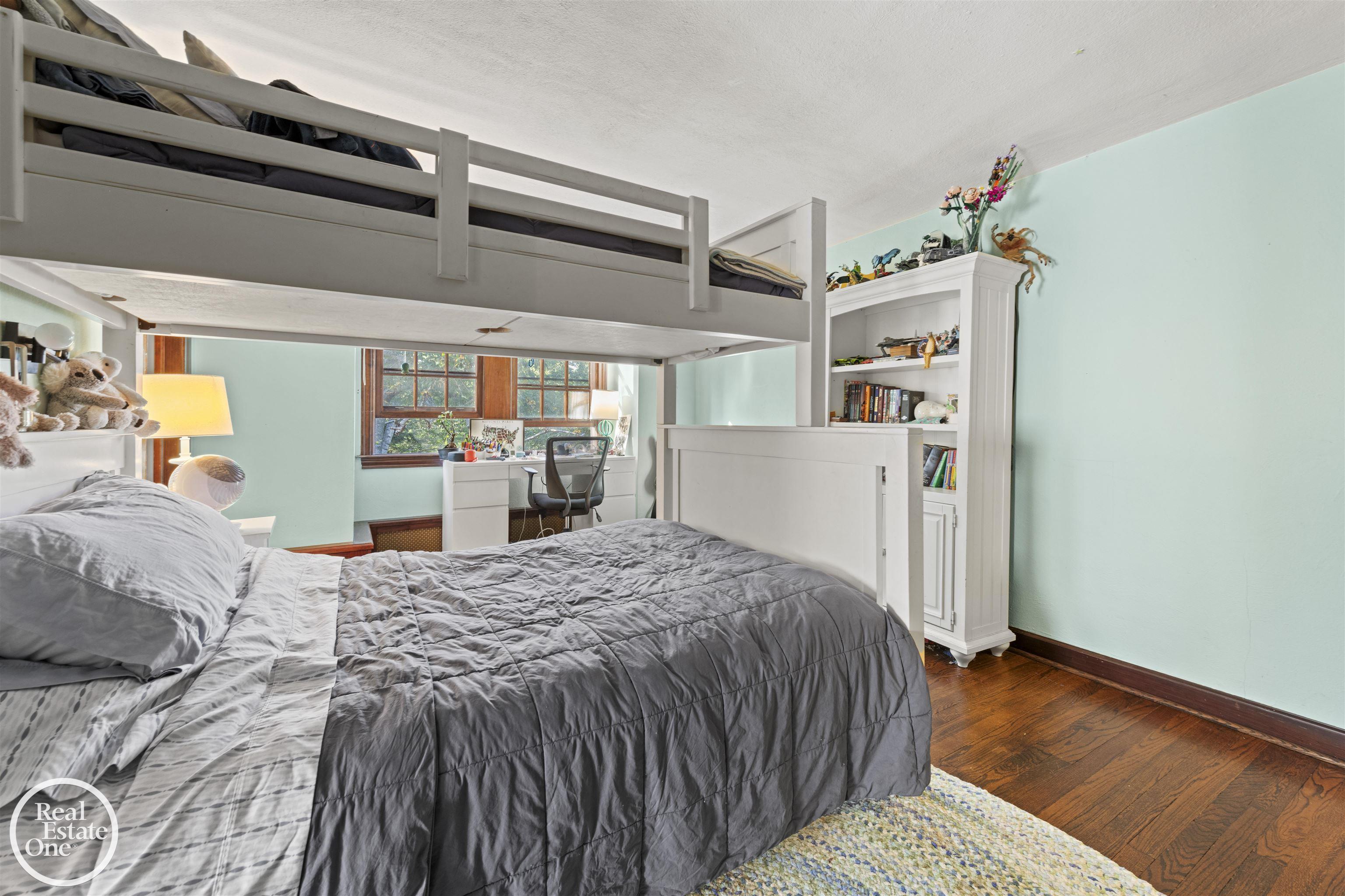 242 Lewiston Road, Grosse Pointe Farms, MI, 48236-3520