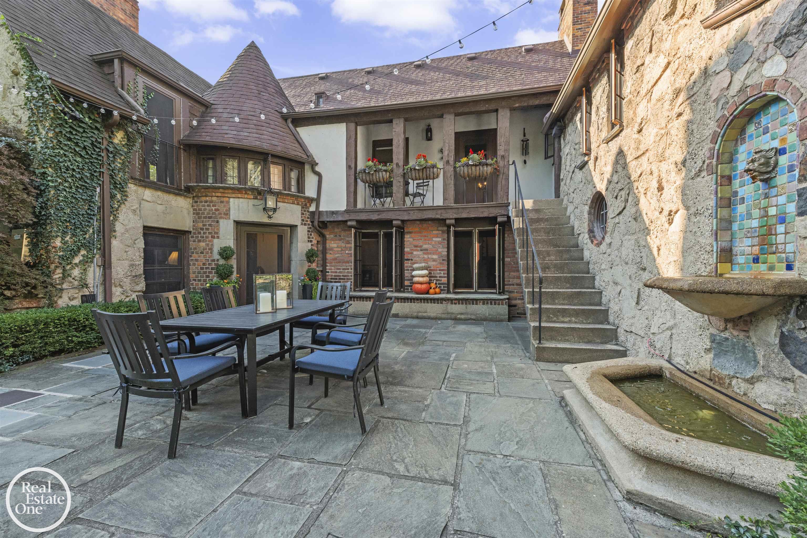 242 Lewiston Road, Grosse Pointe Farms, MI, 48236-3520