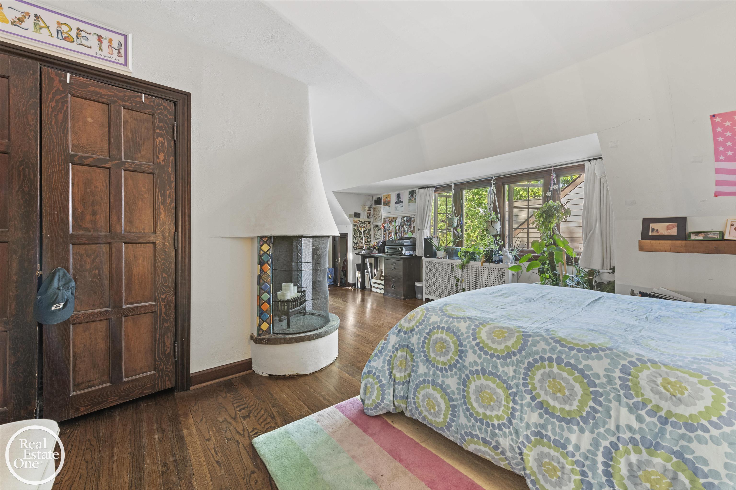 242 Lewiston Road, Grosse Pointe Farms, MI, 48236-3520