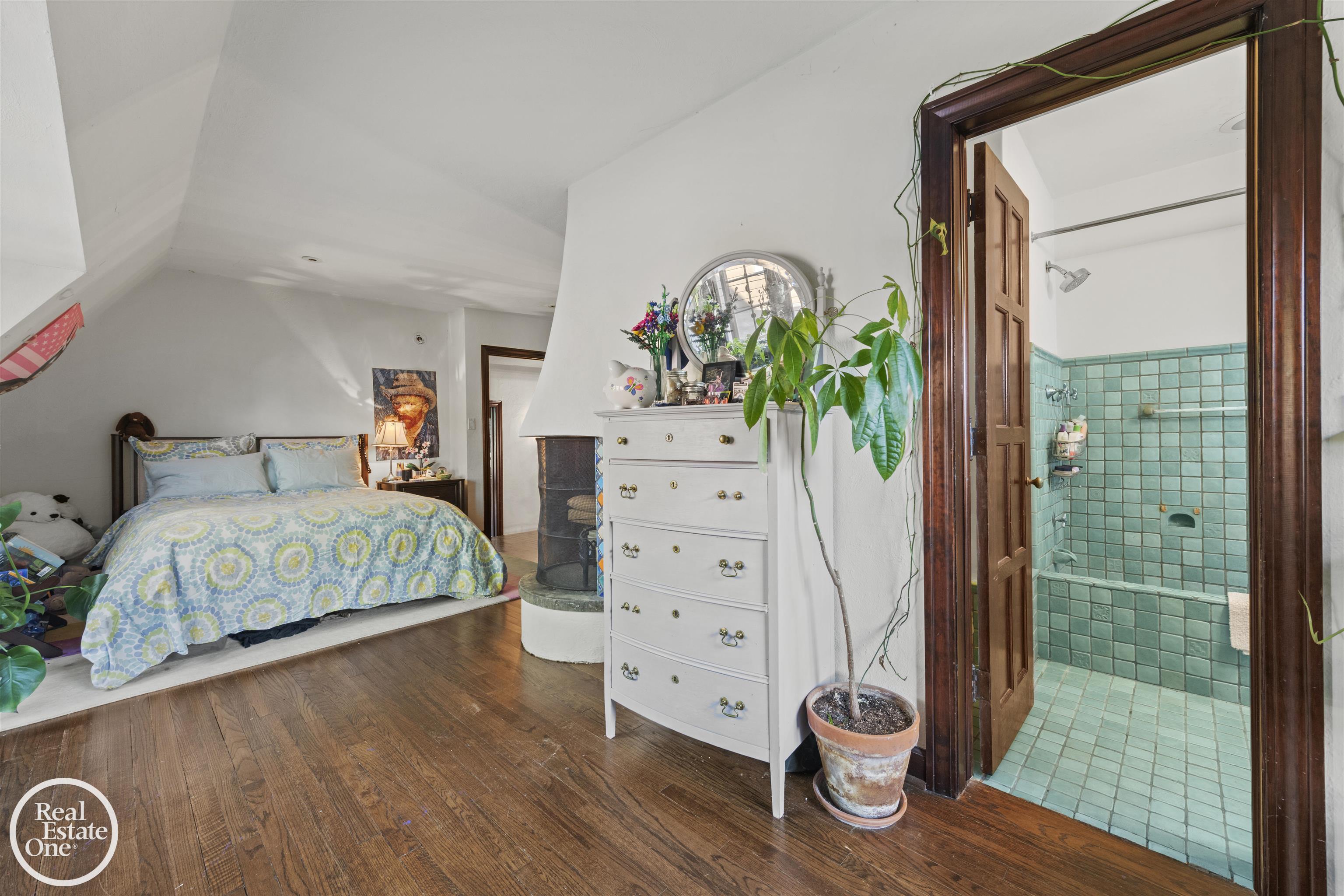 242 Lewiston Road, Grosse Pointe Farms, MI, 48236-3520