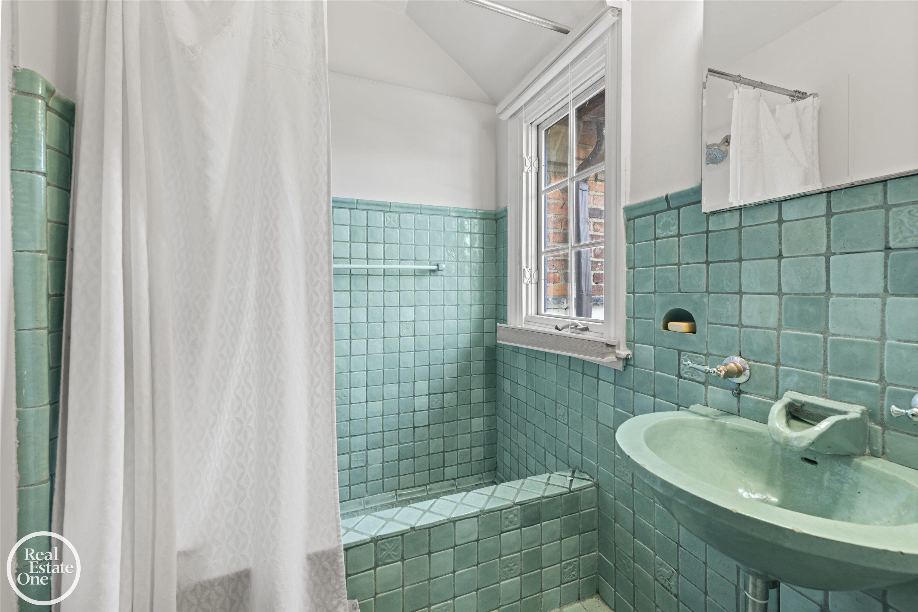 242 Lewiston Road, Grosse Pointe Farms, MI, 48236-3520