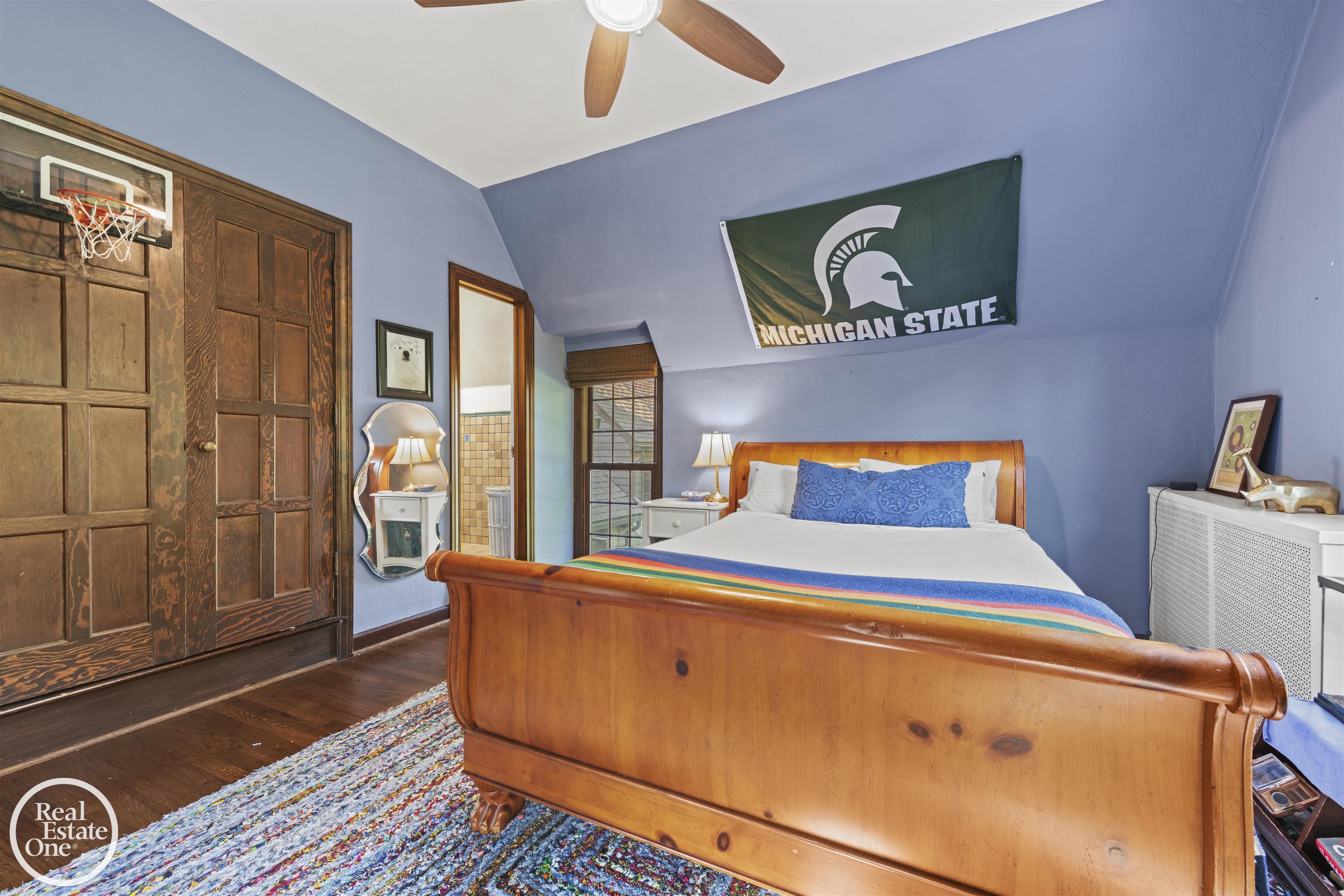 242 Lewiston Road, Grosse Pointe Farms, MI, 48236-3520