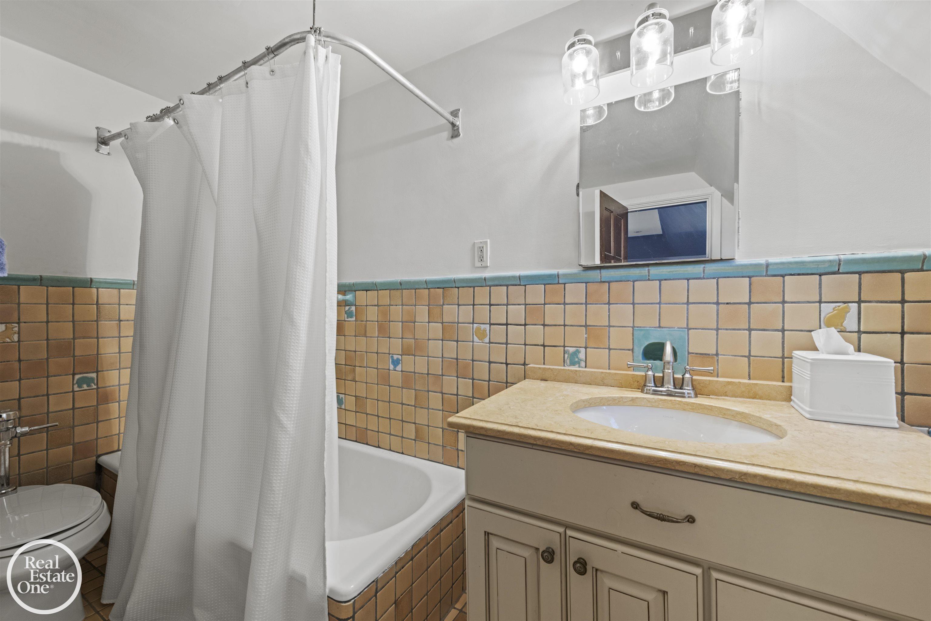 242 Lewiston Road, Grosse Pointe Farms, MI, 48236-3520