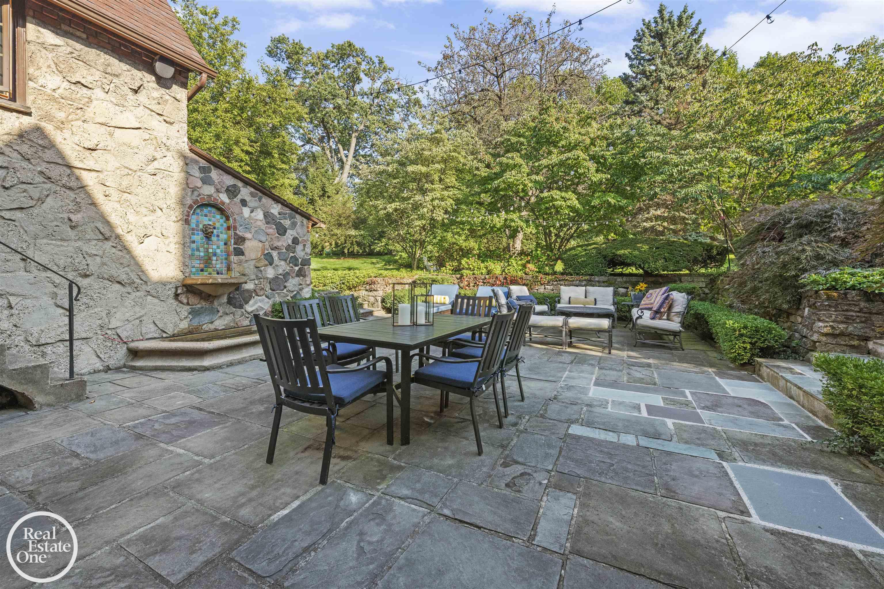 242 Lewiston Road, Grosse Pointe Farms, MI, 48236-3520