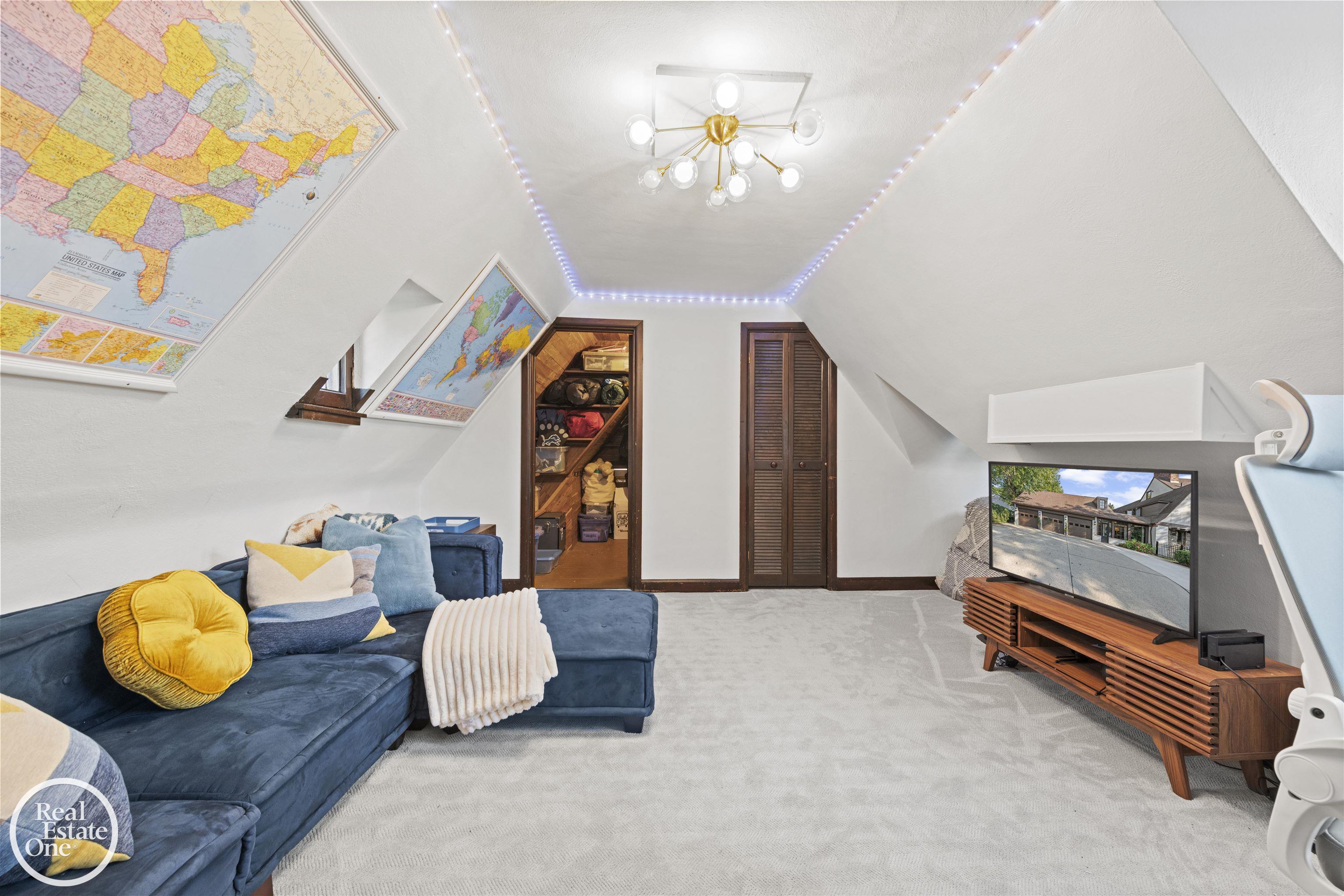 242 Lewiston Road, Grosse Pointe Farms, MI, 48236-3520