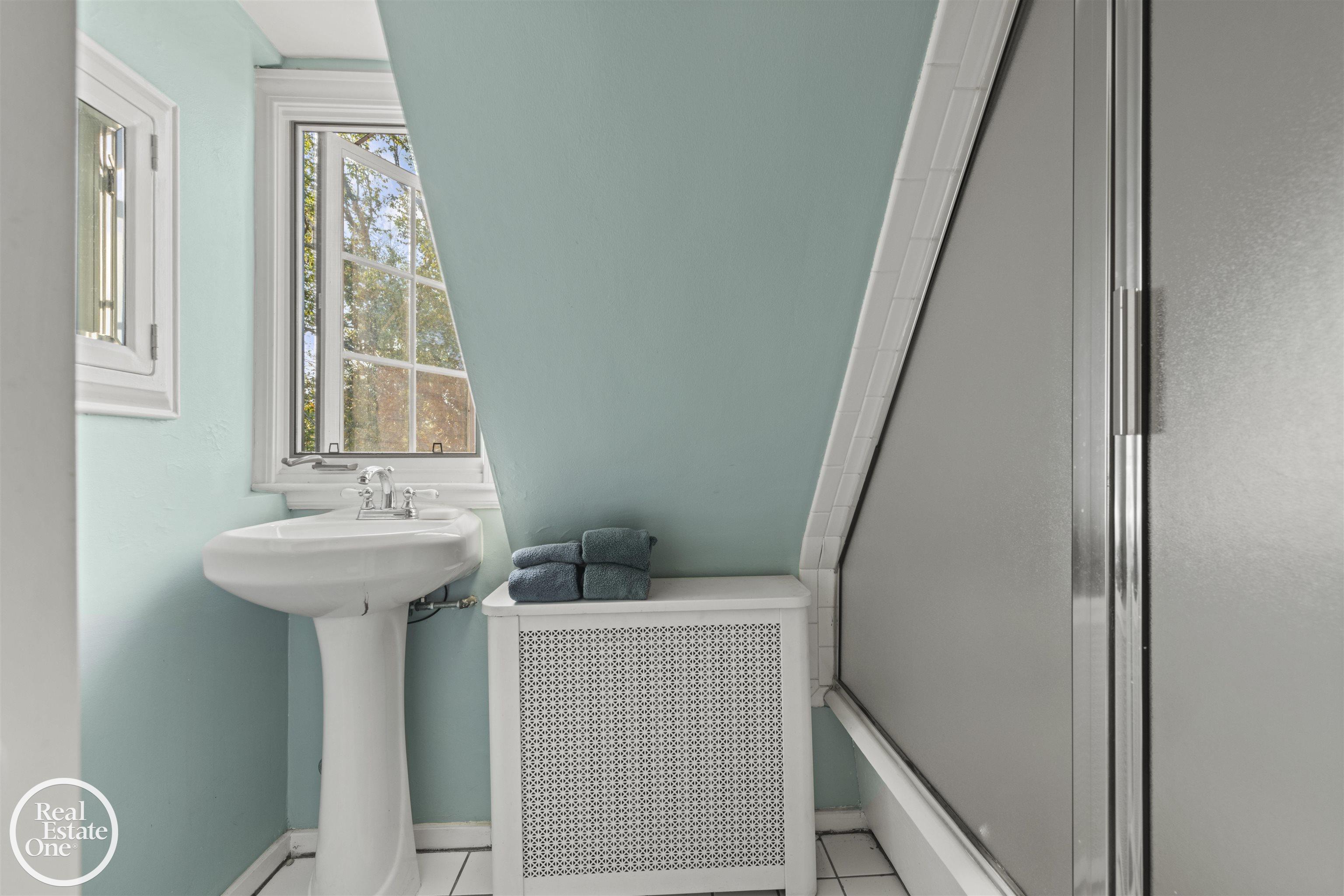 242 Lewiston Road, Grosse Pointe Farms, MI, 48236-3520