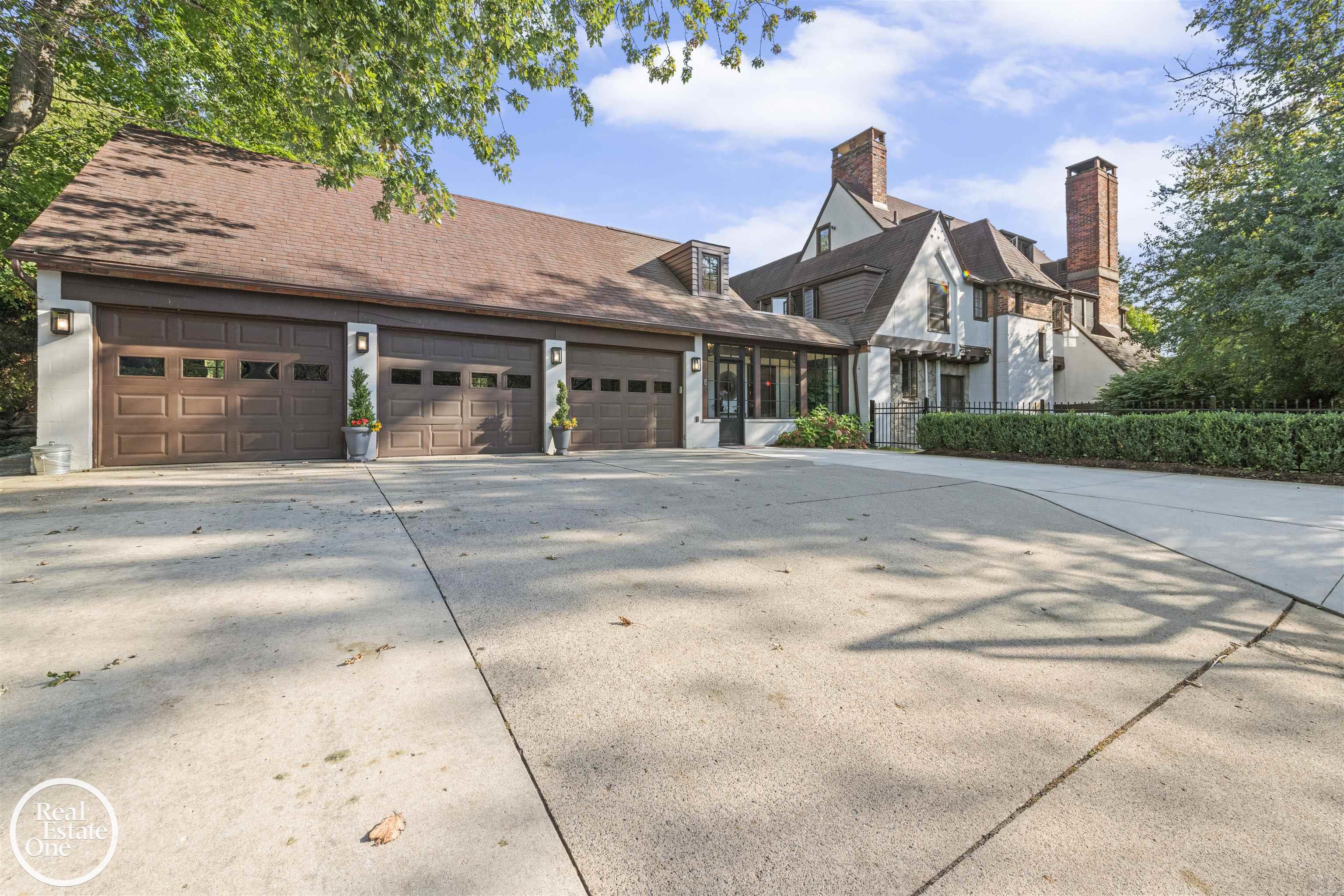 242 Lewiston Road, Grosse Pointe Farms, MI, 48236-3520