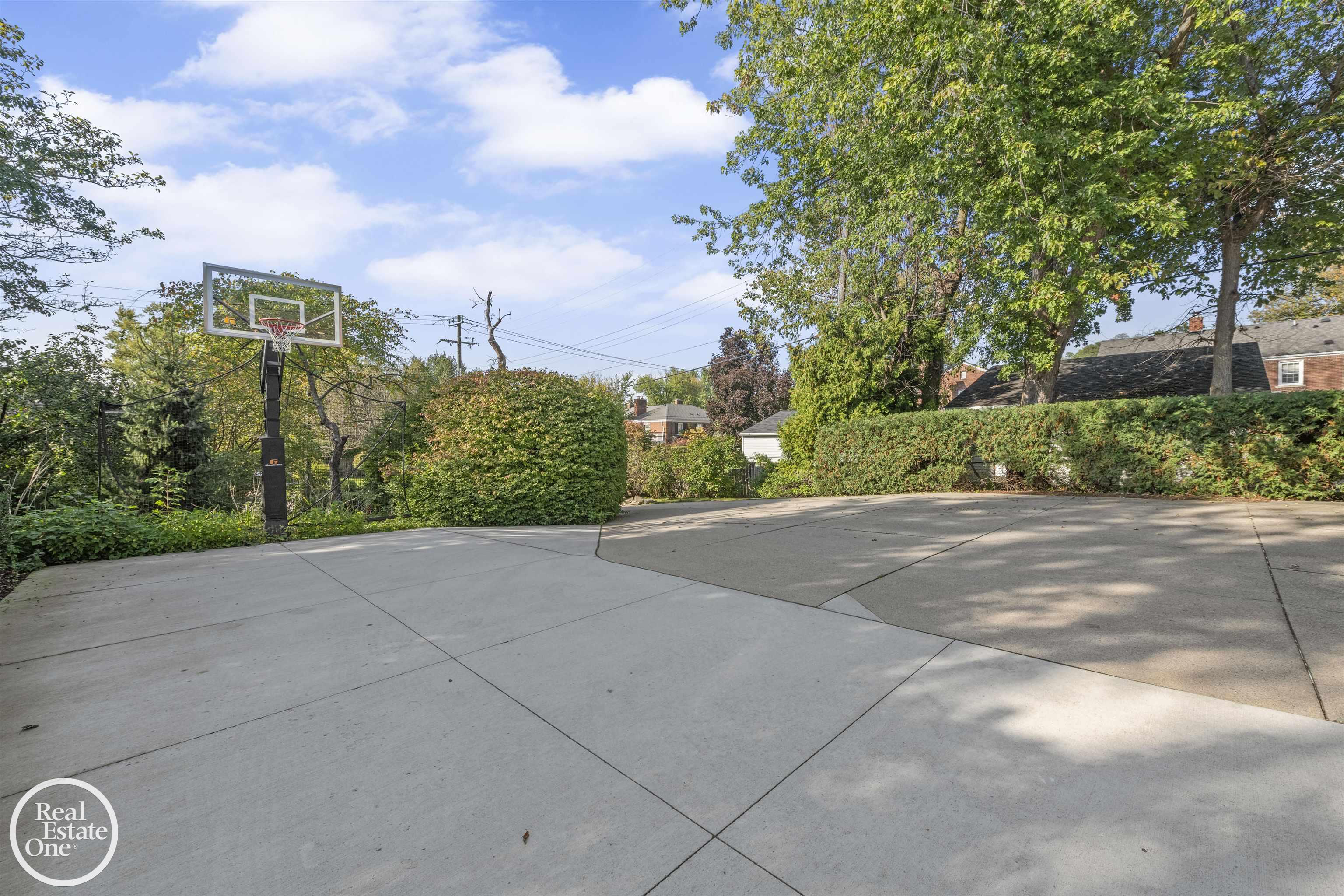 242 Lewiston Road, Grosse Pointe Farms, MI, 48236-3520