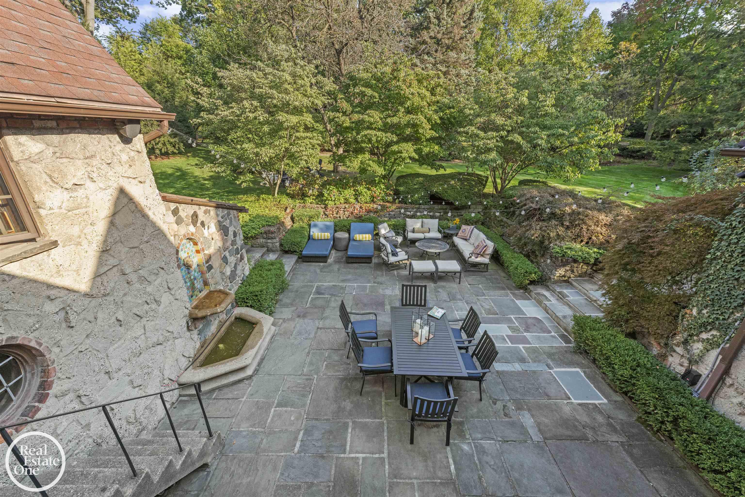 242 Lewiston Road, Grosse Pointe Farms, MI, 48236-3520