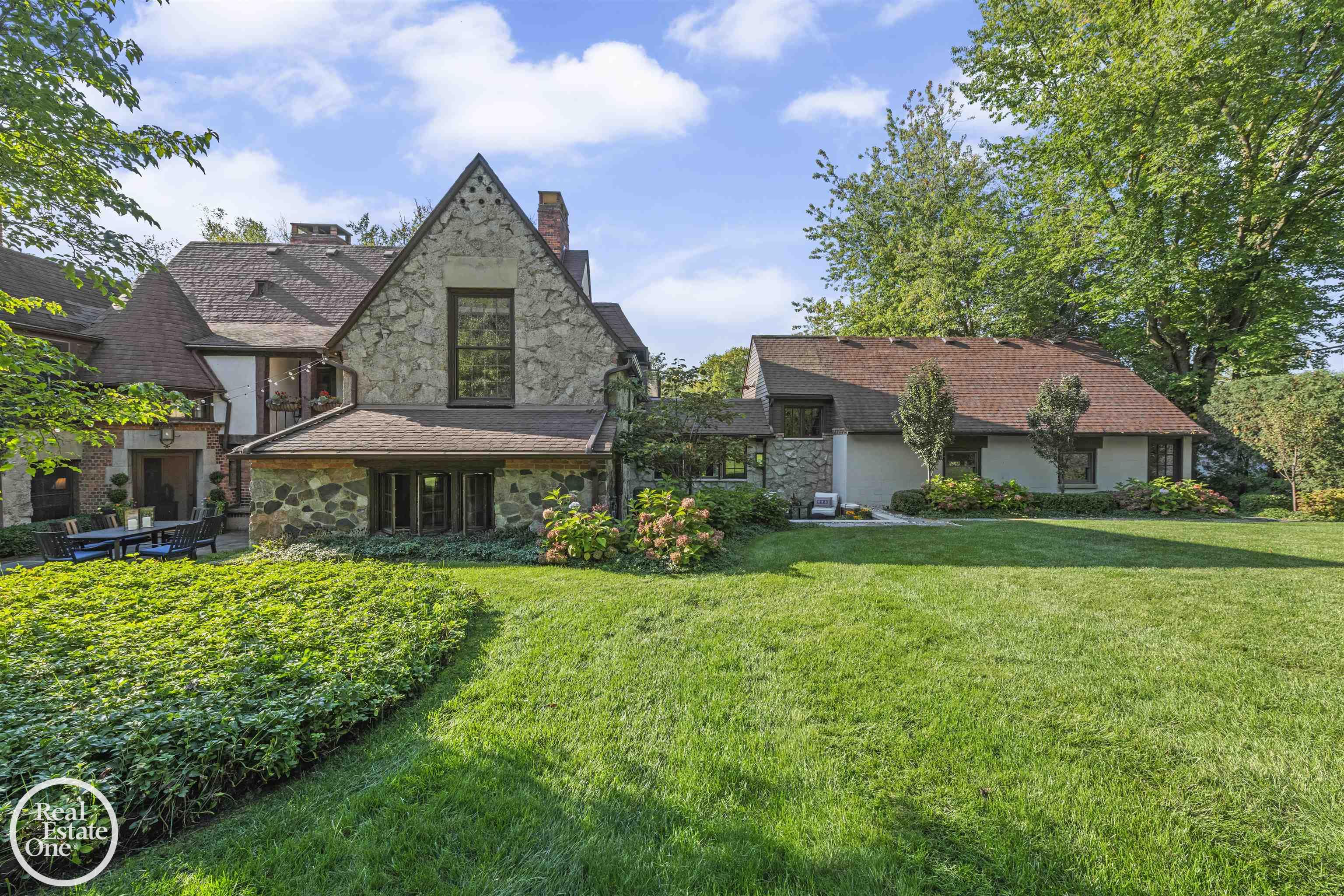 242 Lewiston Road, Grosse Pointe Farms, MI, 48236-3520