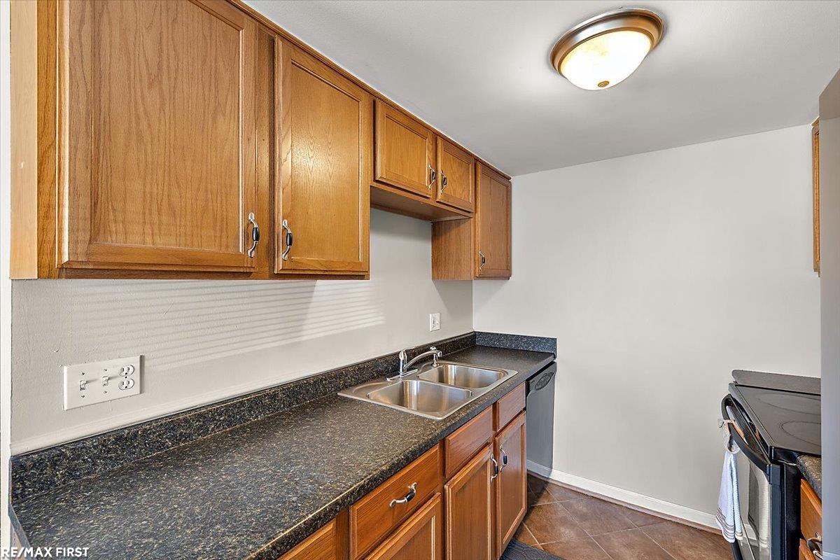 17445 Utica Oaks Lane, Roseville, MI, 48066