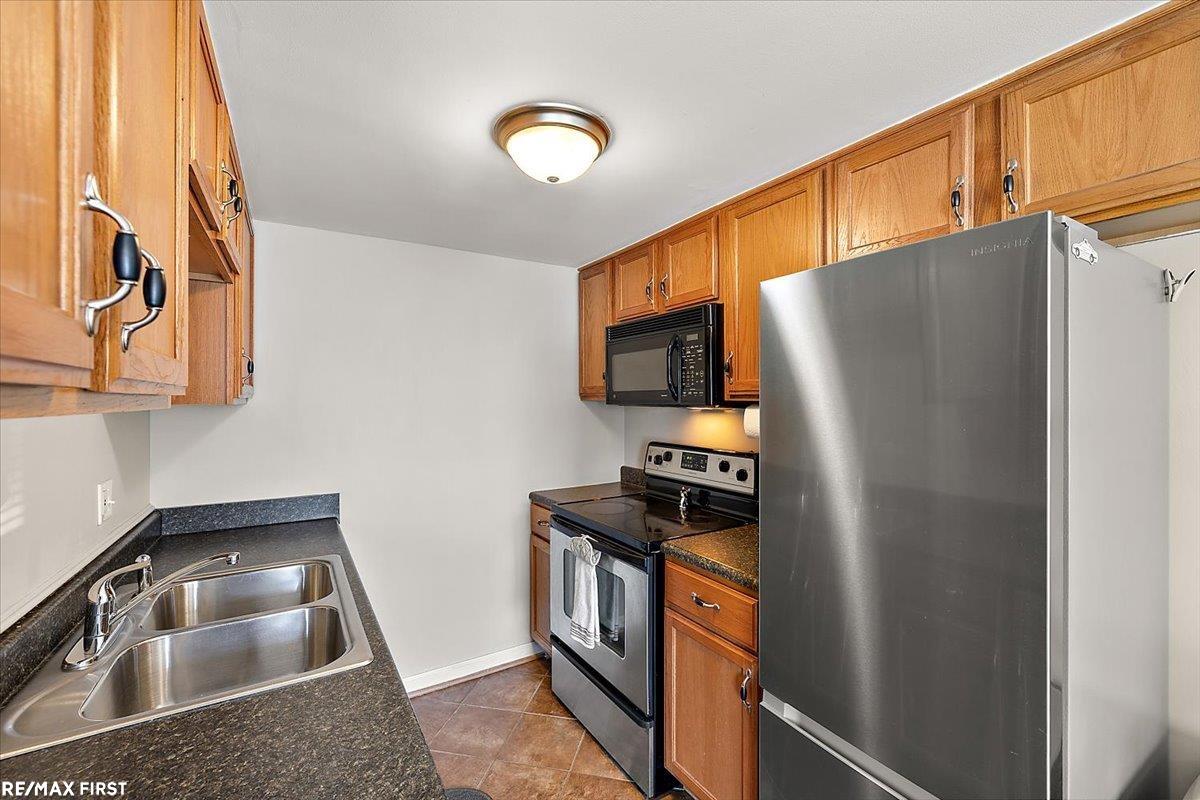 17445 Utica Oaks Lane, Roseville, MI, 48066