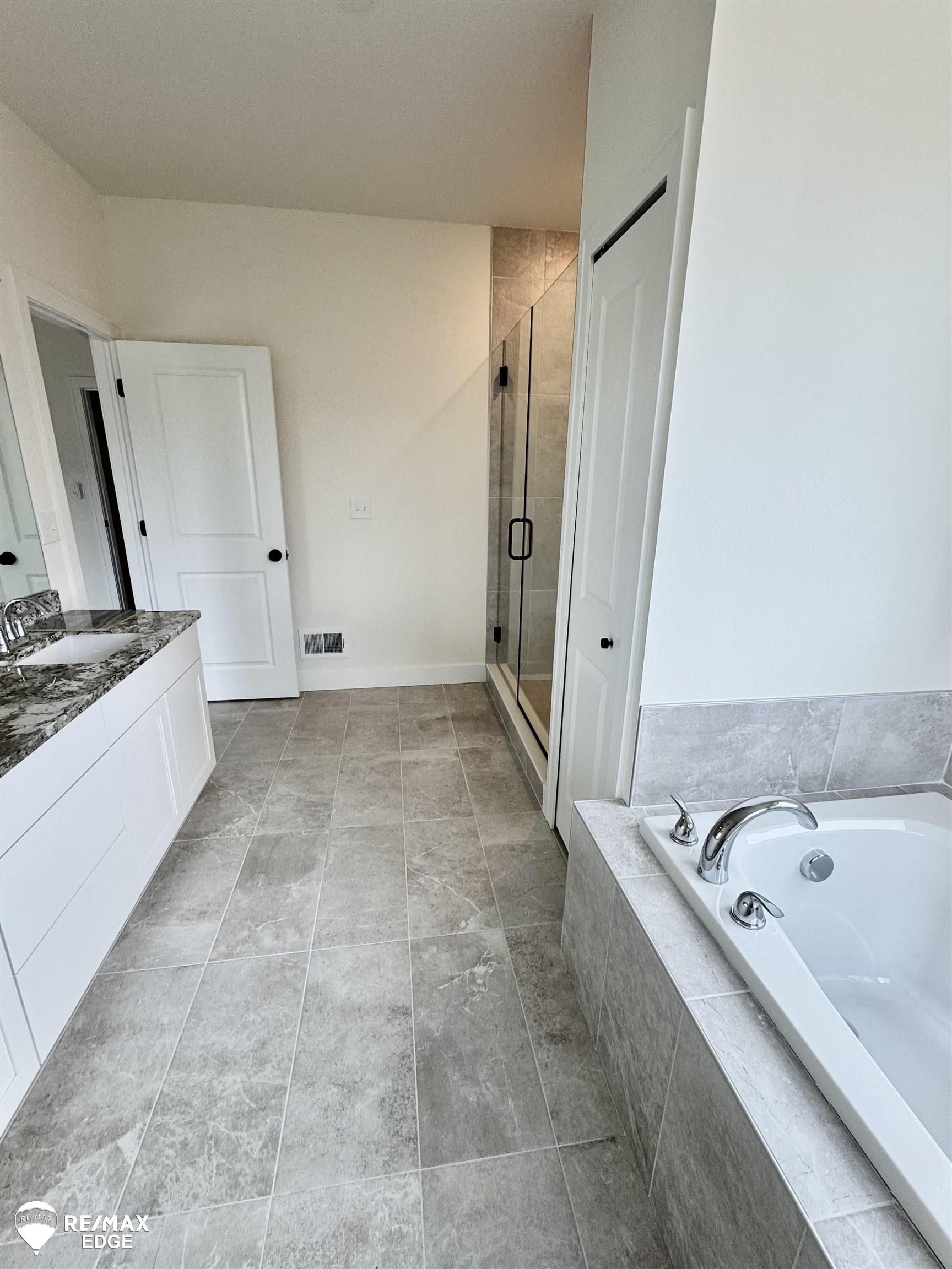 8347 Peninsula Circle, Grand Blanc, MI, 48439